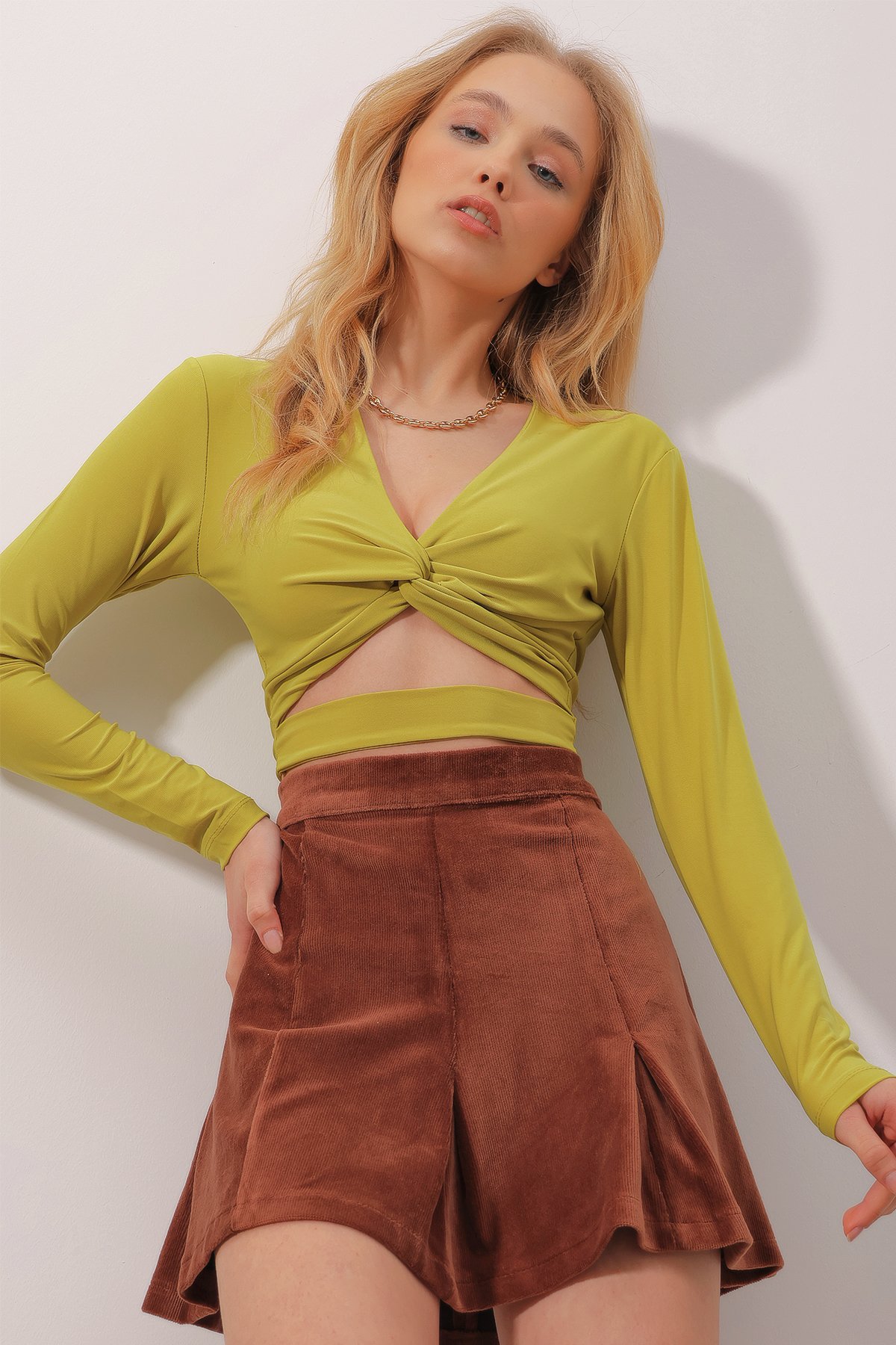 V Yaka Önü Düğümlü Beli Bantlı Crop Sandy Bluz - Yağ Yeşili