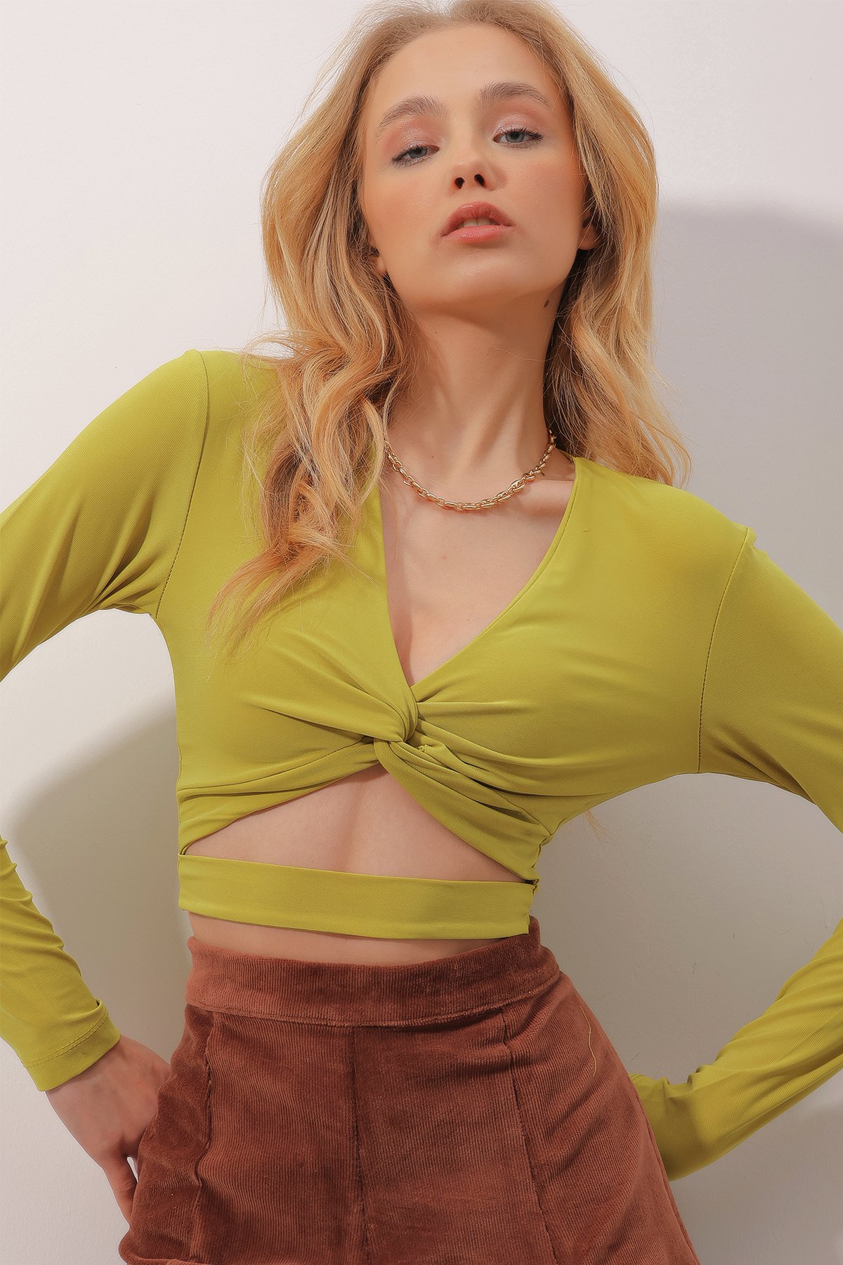 V Yaka Önü Düğümlü Beli Bantlı Crop Sandy Bluz - Yağ Yeşili