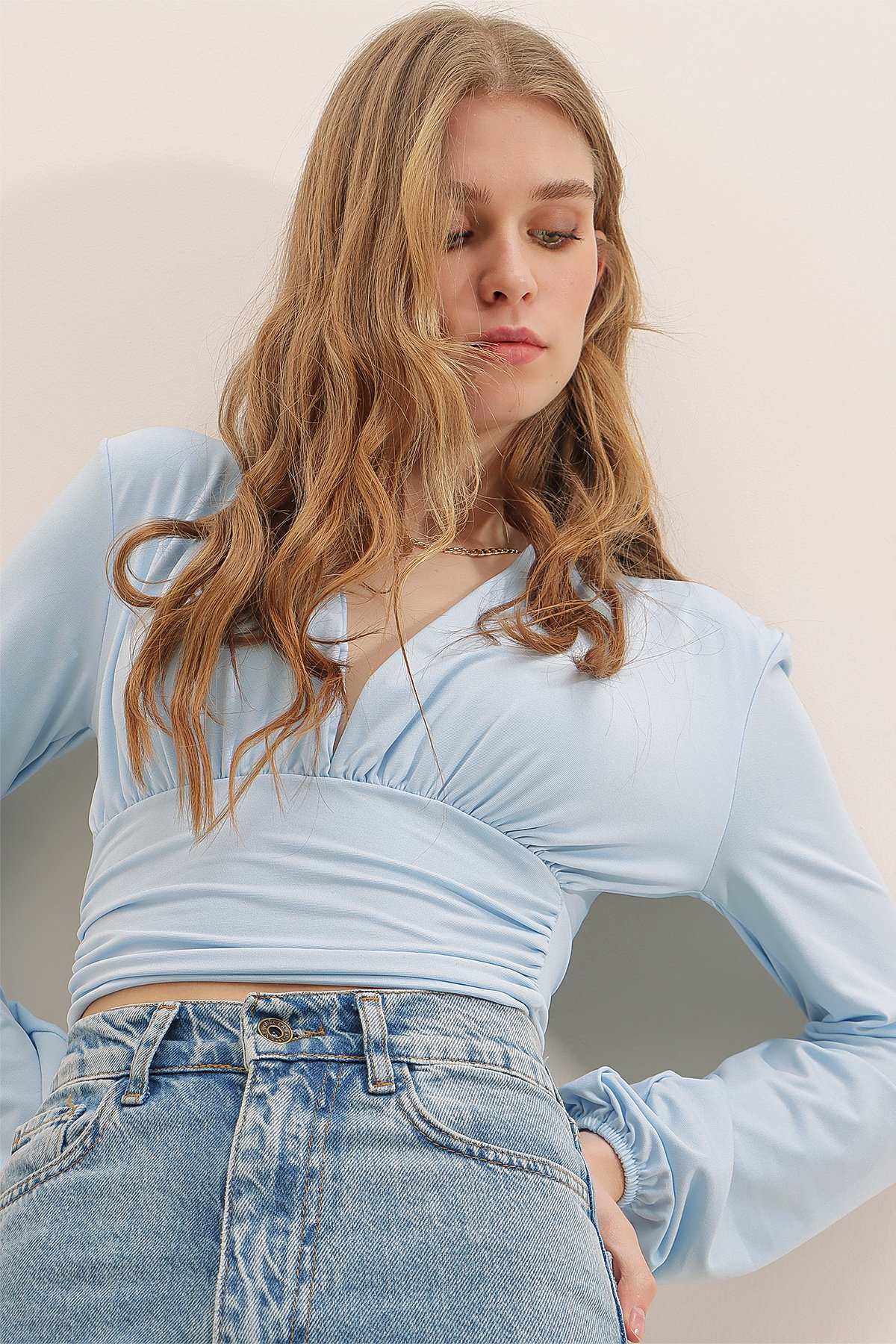 V Yaka Önü Ve Beli Büzgülü Sandy Crop Bluz - Bebe Mavi