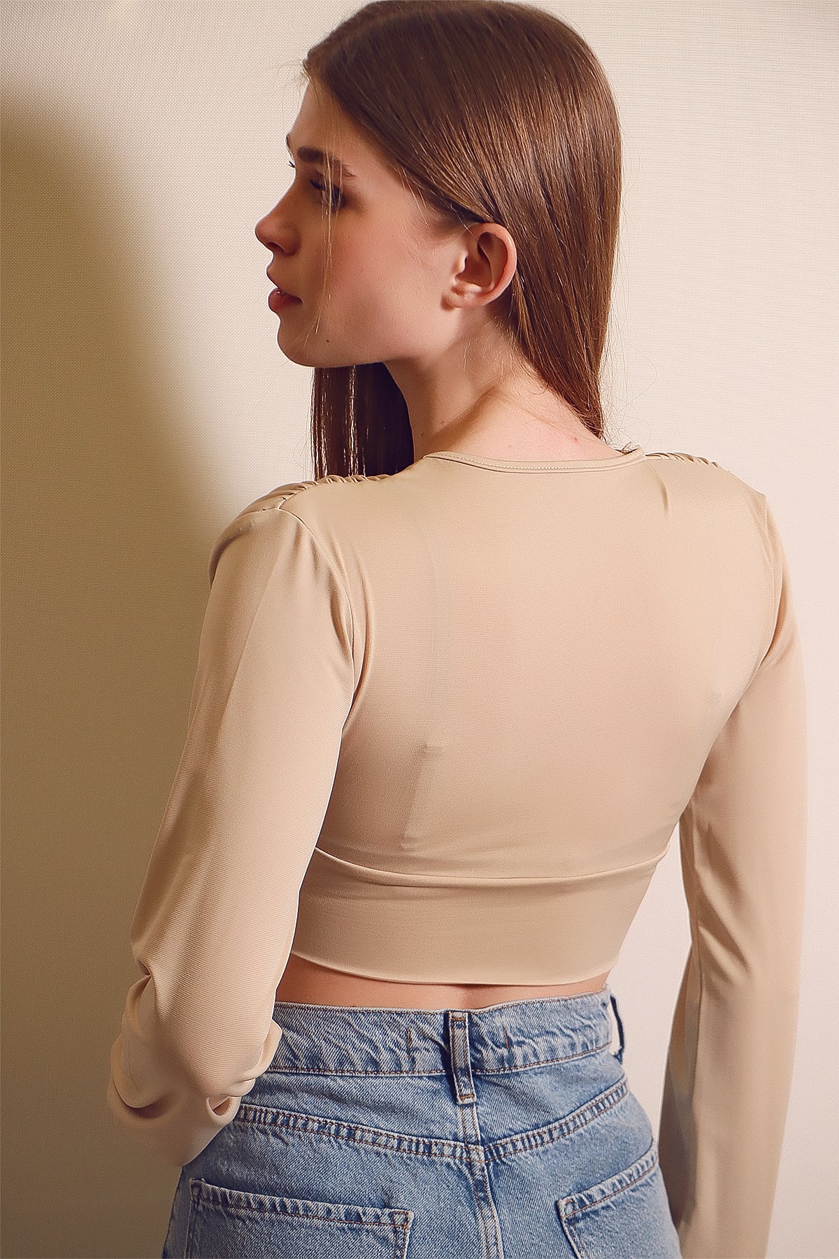 V Yaka Önü Ve Beli Büzgülü Sandy Crop Bluz - Bej