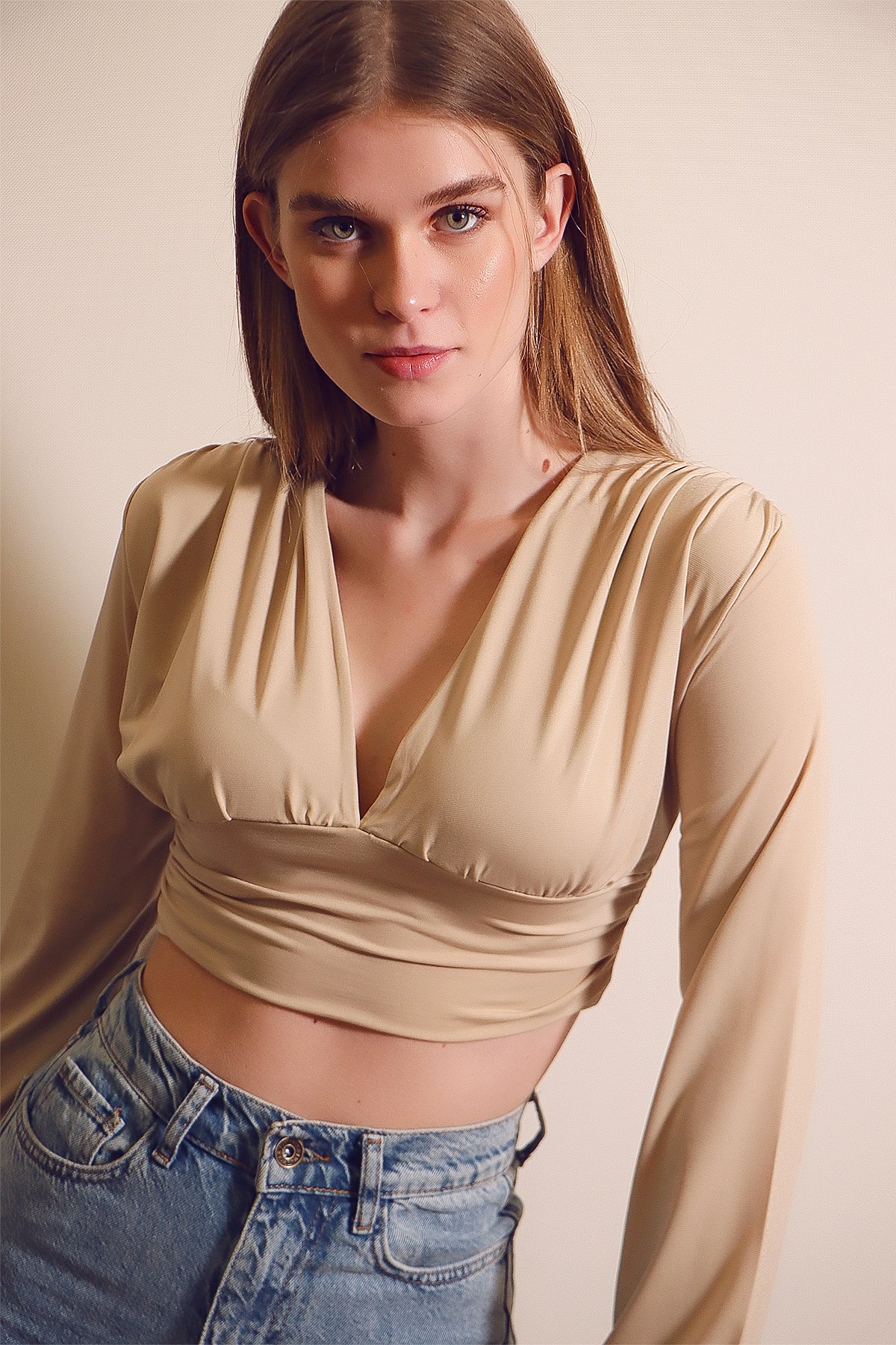 V Yaka Önü Ve Beli Büzgülü Sandy Crop Bluz - Bej