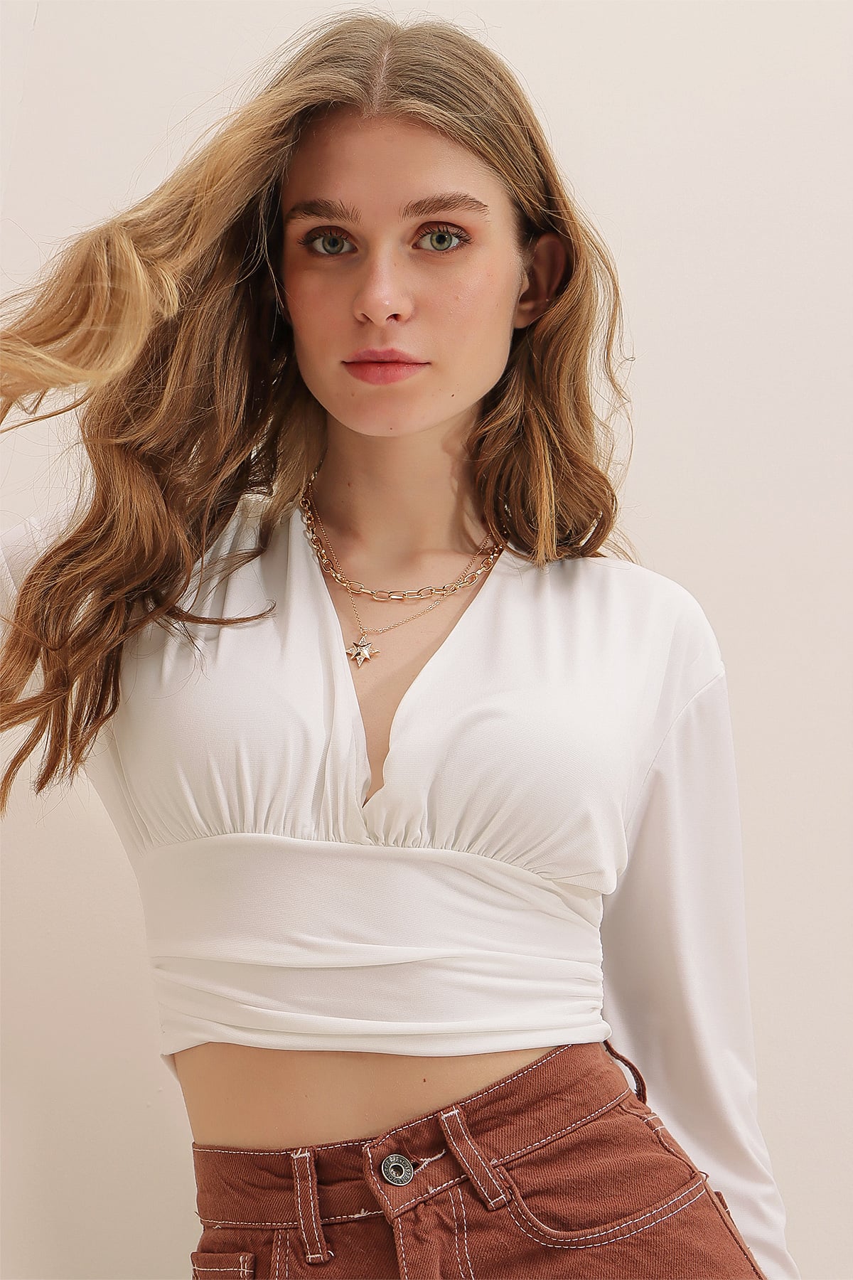 V Yaka Önü Ve Beli Büzgülü Sandy Crop Bluz - Beyaz