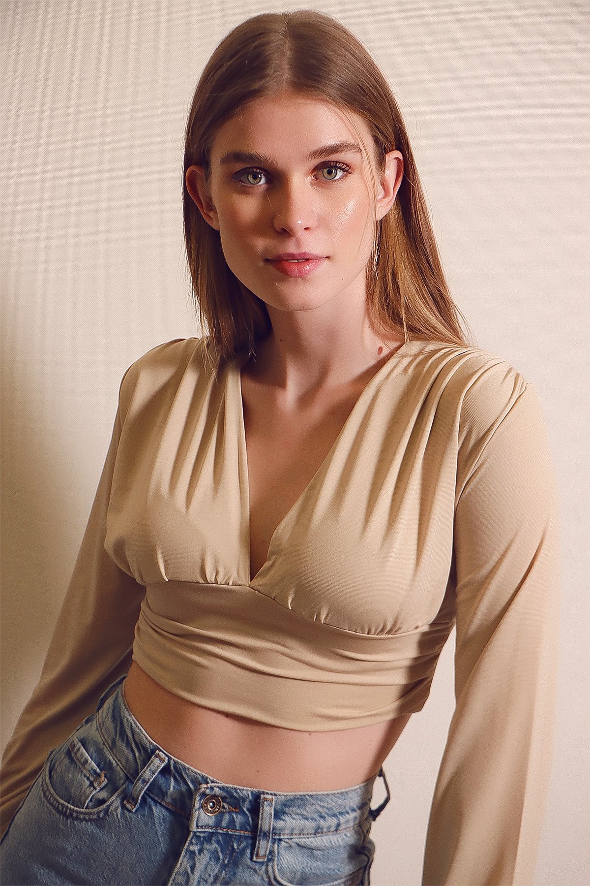 V Yaka Önü Ve Beli Büzgülü Sandy Crop Bluz - Bej