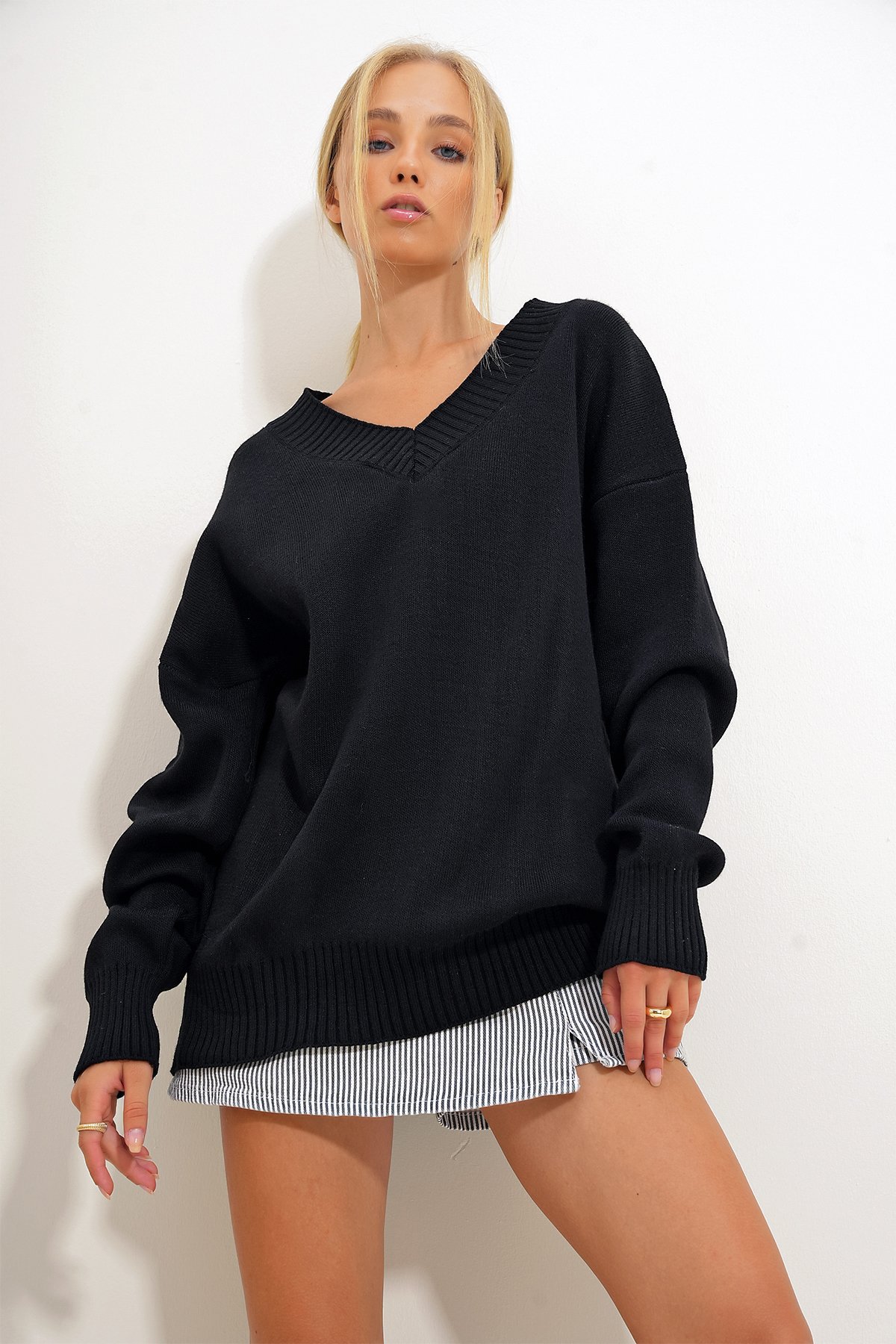 V Yaka Oversize Triko Kazak - Siyah