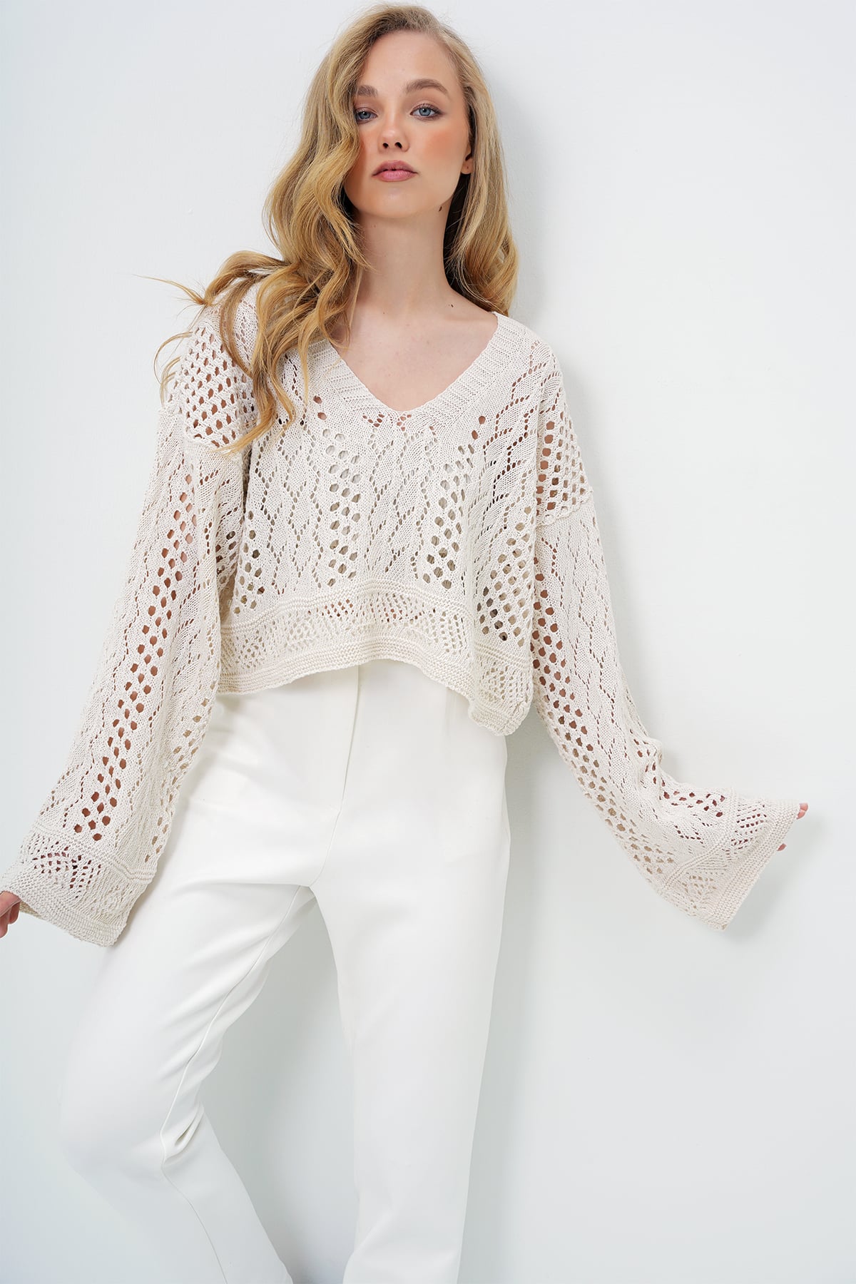 V YAKA SAÇ ÖRGÜ DESENLİ YAZLIK TRİKO CROP BLUZ - VANİLYA