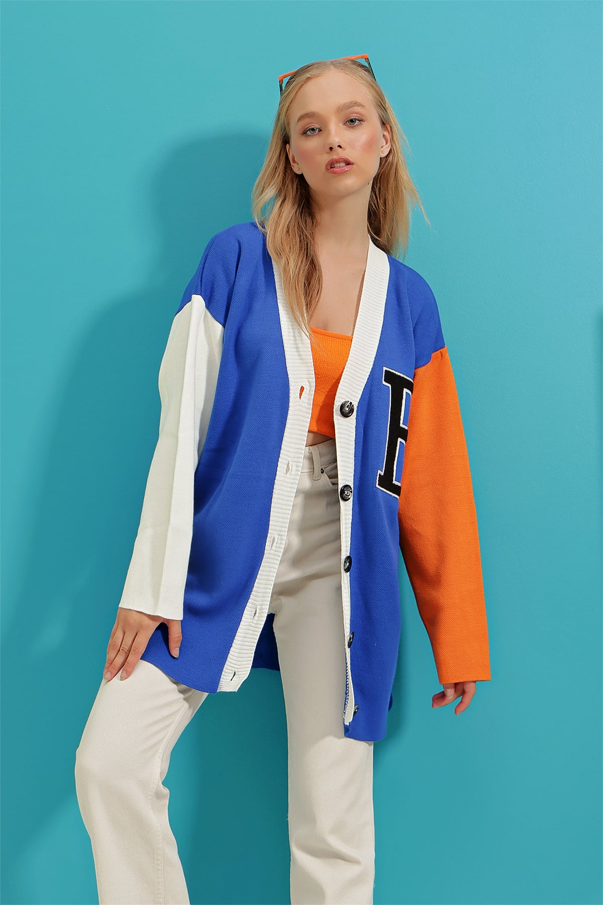 V Yaka Süzene Nakışlı Oversize Triko Hırka - Saks