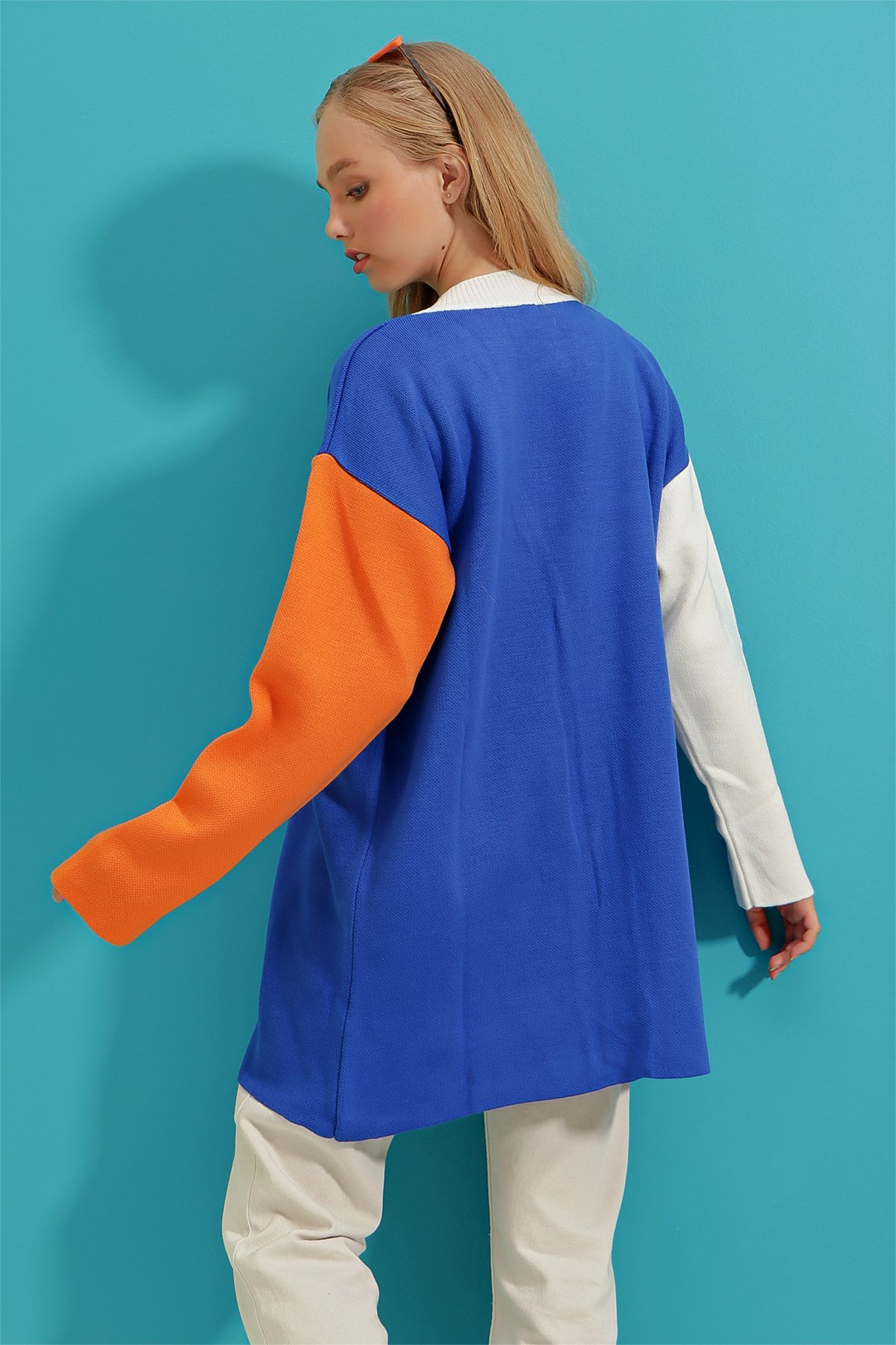V Yaka Süzene Nakışlı Oversize Triko Hırka - Saks