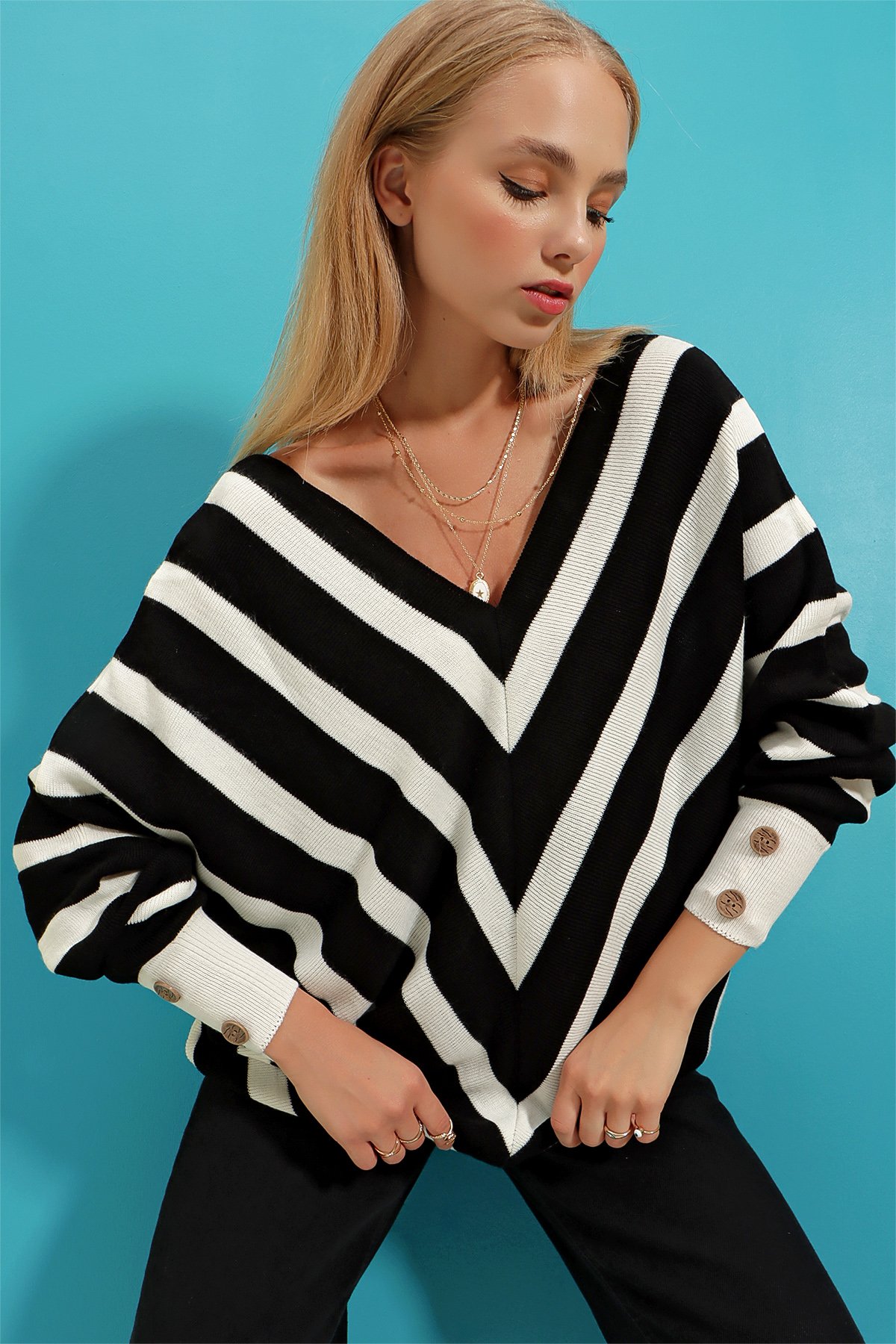 V Yaka Verev Çizgili Oversize Triko Kazak - SİYAH-BEYAZ