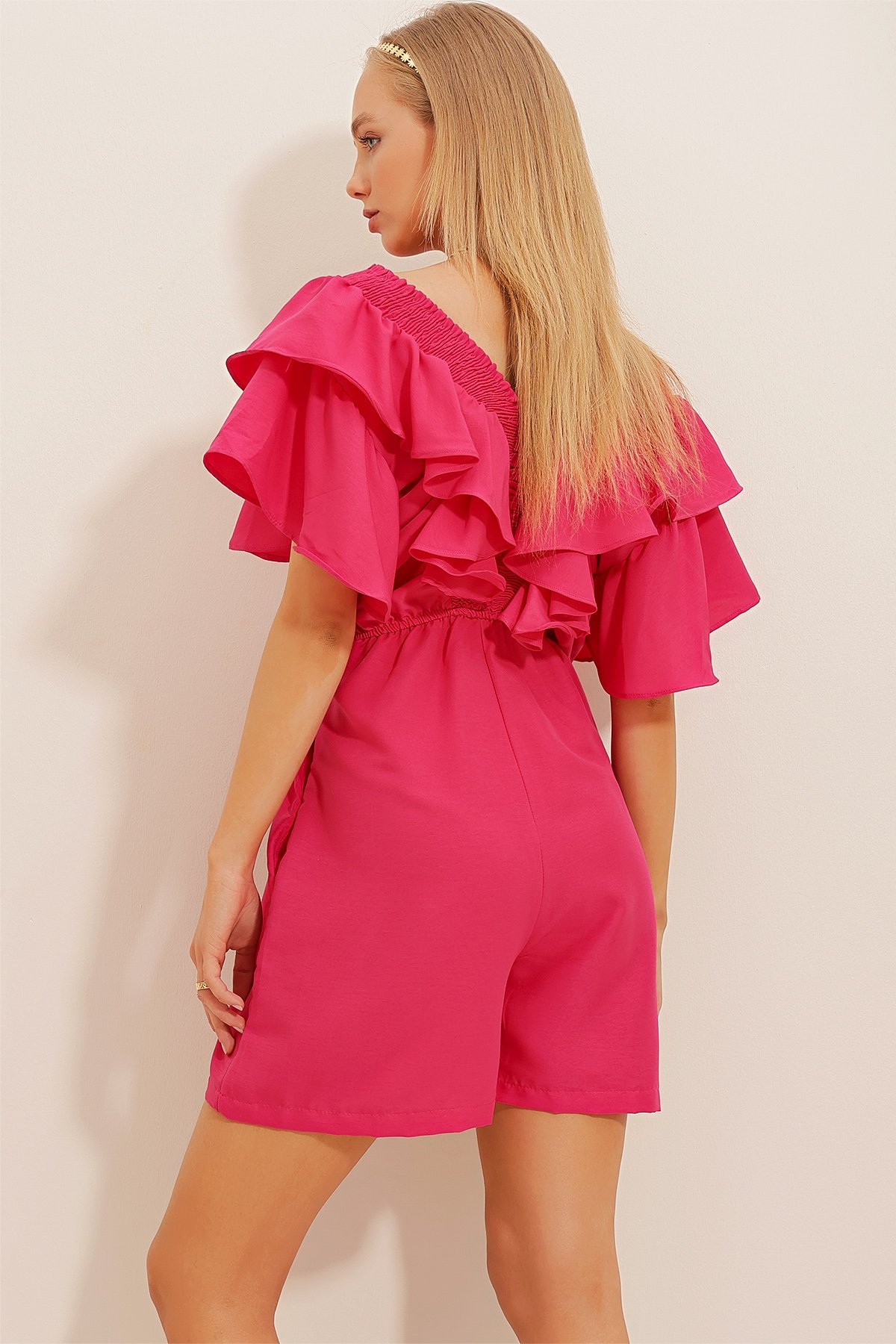 V Yaka Volanlı Gipeli Çift Cepli Şort Tulum - Fuşya