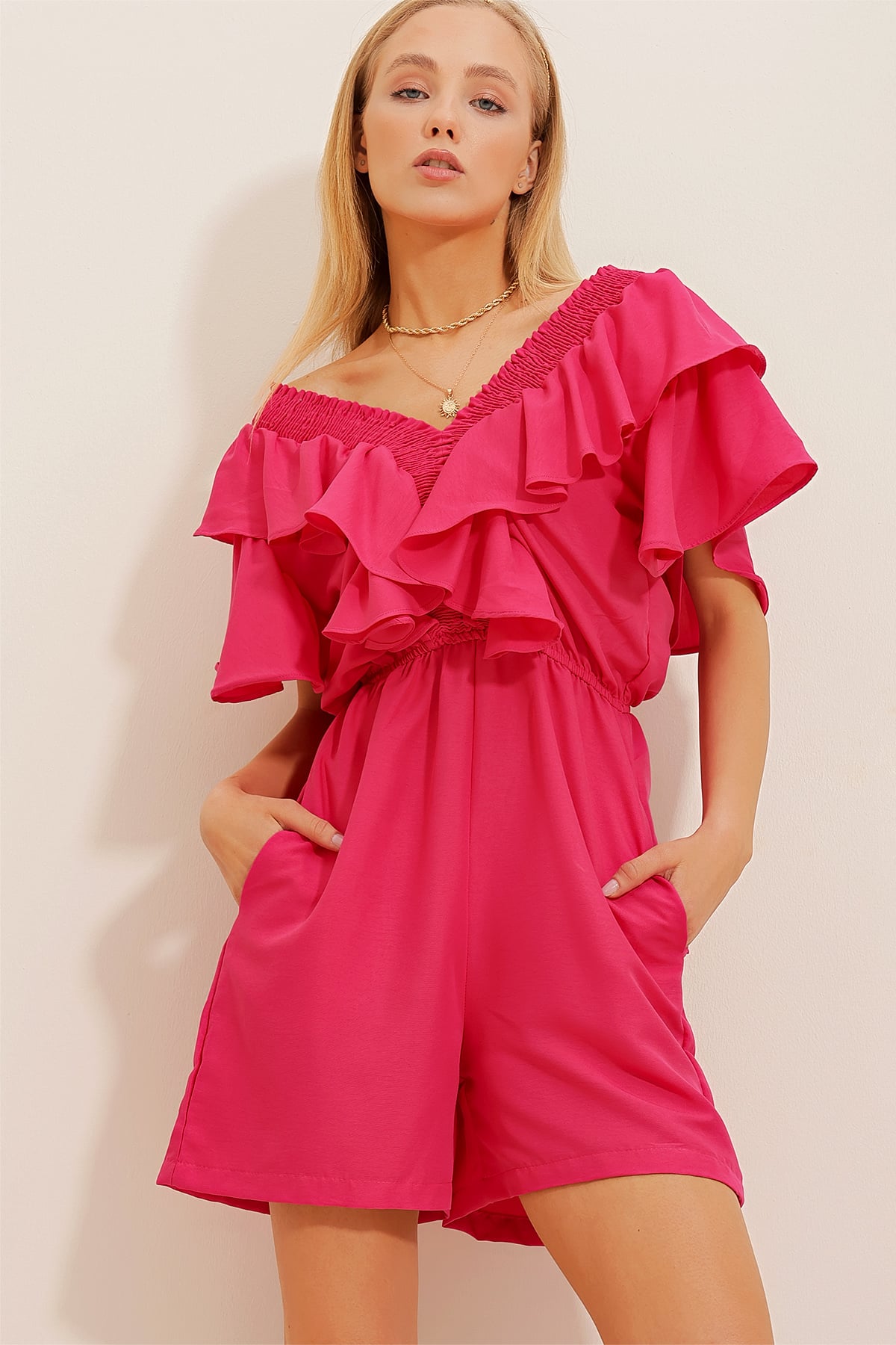 V Yaka Volanlı Gipeli Çift Cepli Şort Tulum - Fuşya
