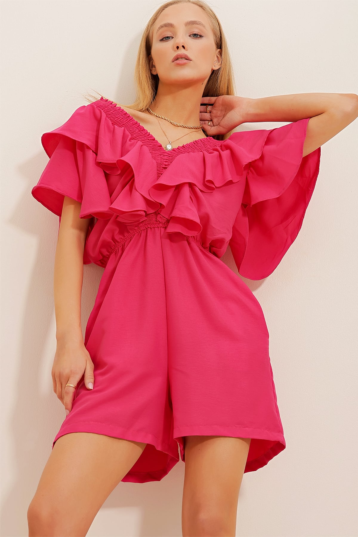 V Yaka Volanlı Gipeli Çift Cepli Şort Tulum - Fuşya