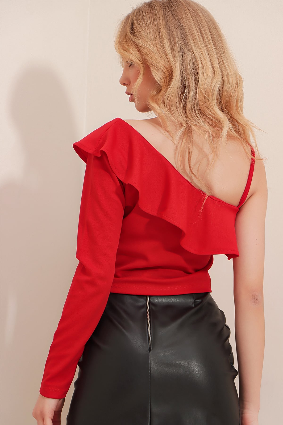 Volanlı Asimetrik Kesim Crop Örme Bluz - Kırmızı