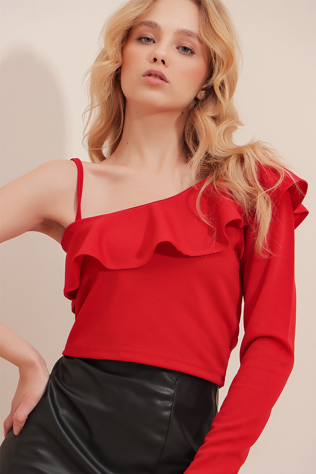 Volanlı Asimetrik Kesim Crop Örme Bluz - Kırmızı