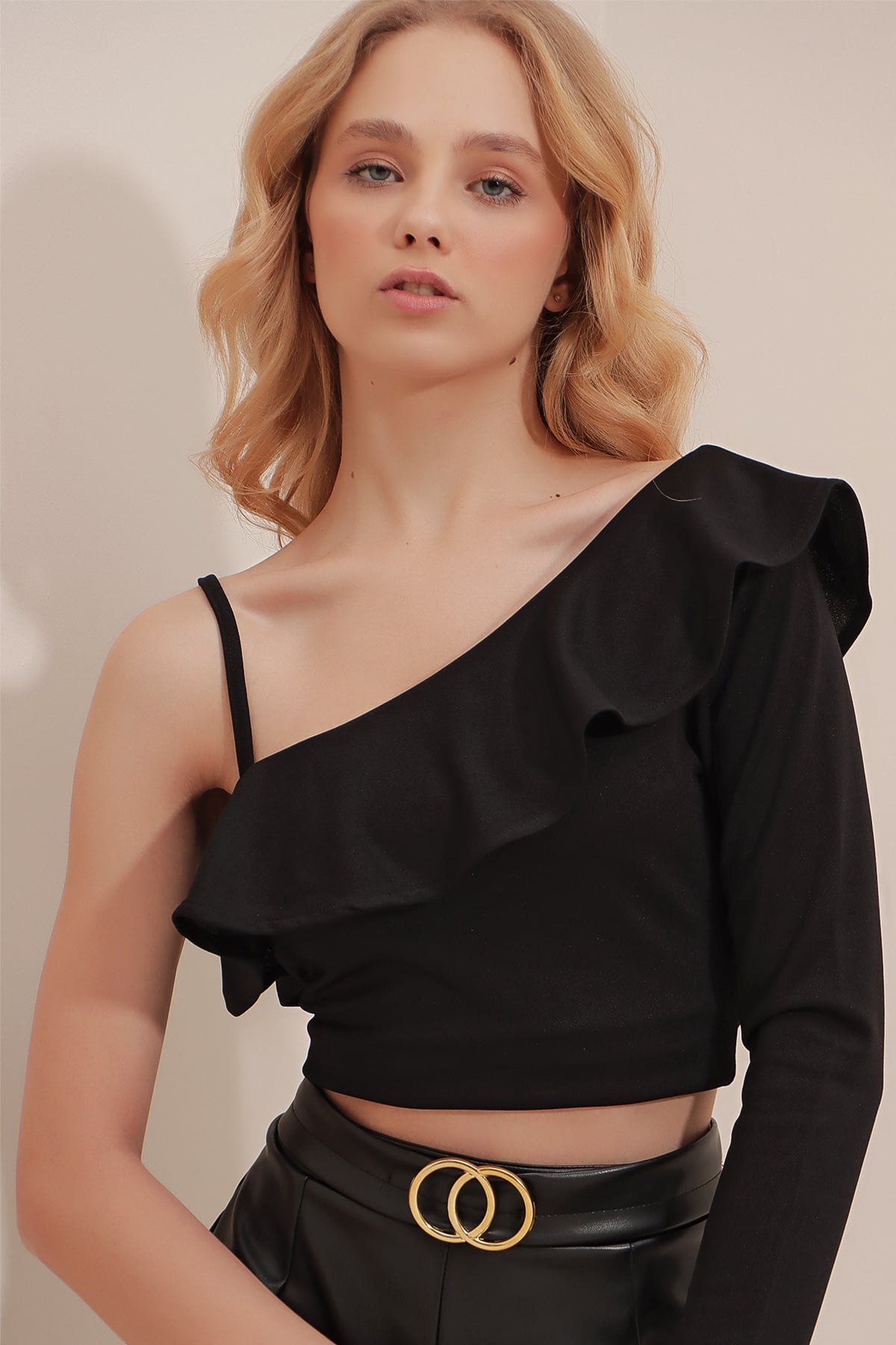 Volanlı Asimetrik Kesim Crop Örme Bluz - Siyah