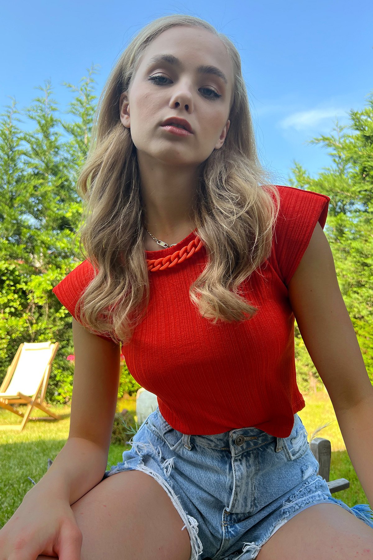 Yakası Aksesuarlı Vatkalı Crop Örme Bluz - Mercan