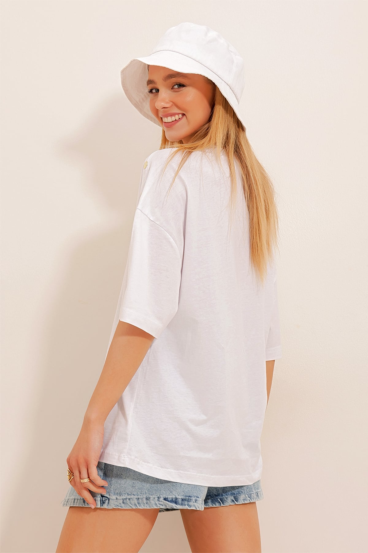 Yakası Ribanalı Omuzları Gold Düğme Detaylı Pamuk Oversize T-Shirt - Beyaz