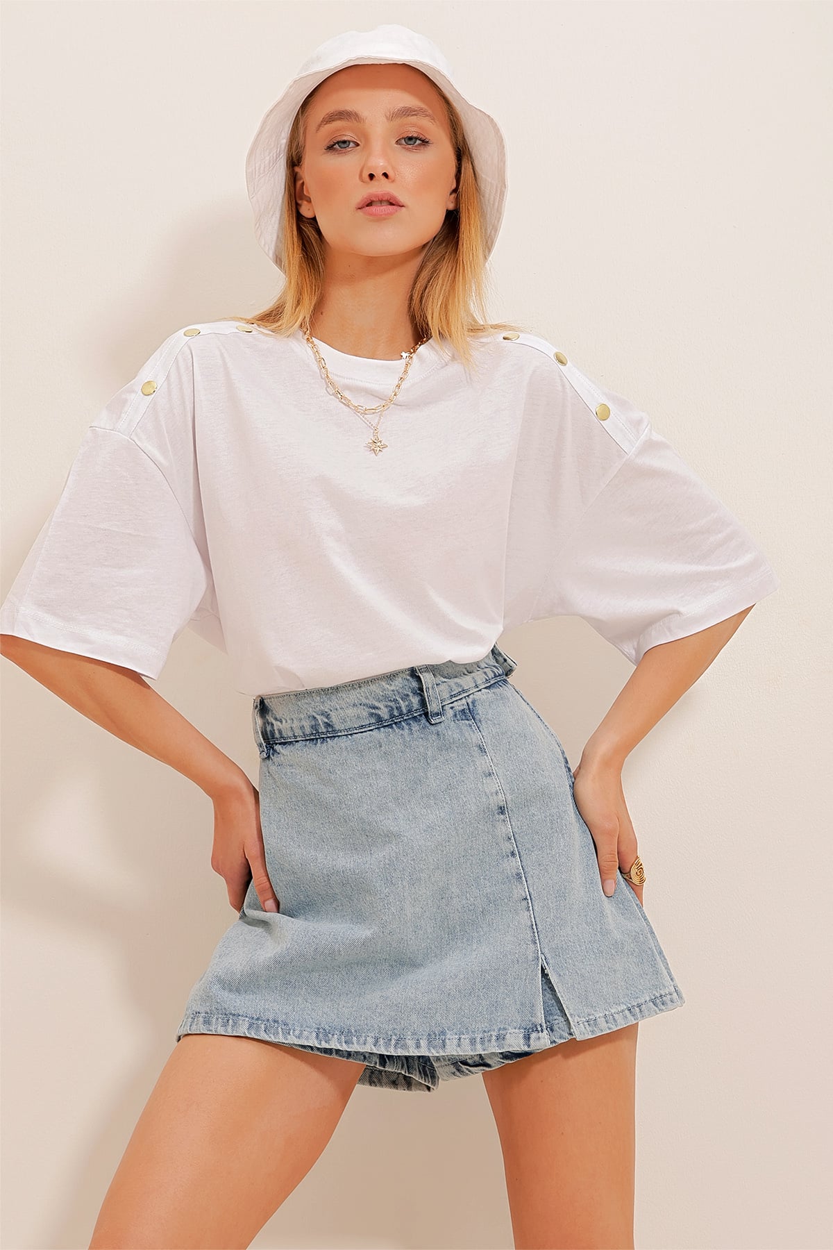 Yakası Ribanalı Omuzları Gold Düğme Detaylı Pamuk Oversize T-Shirt - Beyaz