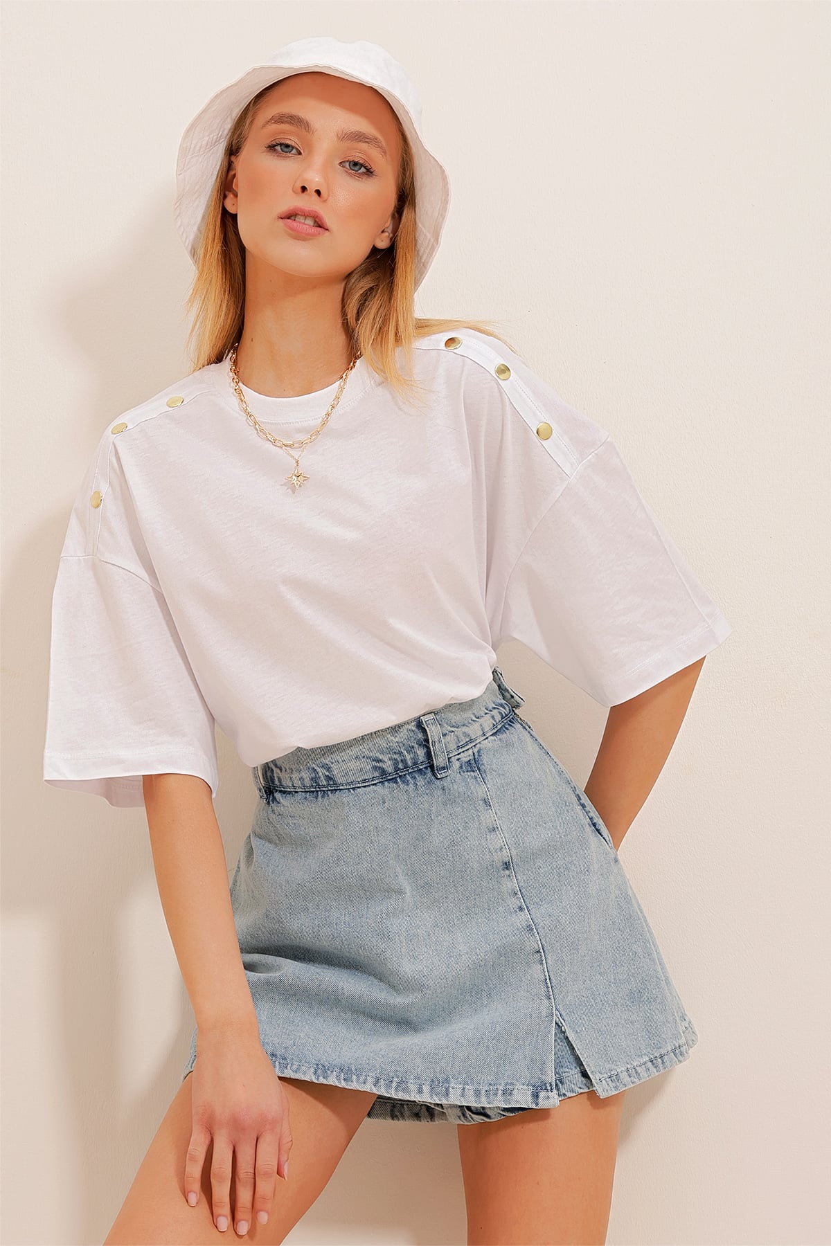 Yakası Ribanalı Omuzları Gold Düğme Detaylı Pamuk Oversize T-Shirt - Beyaz
