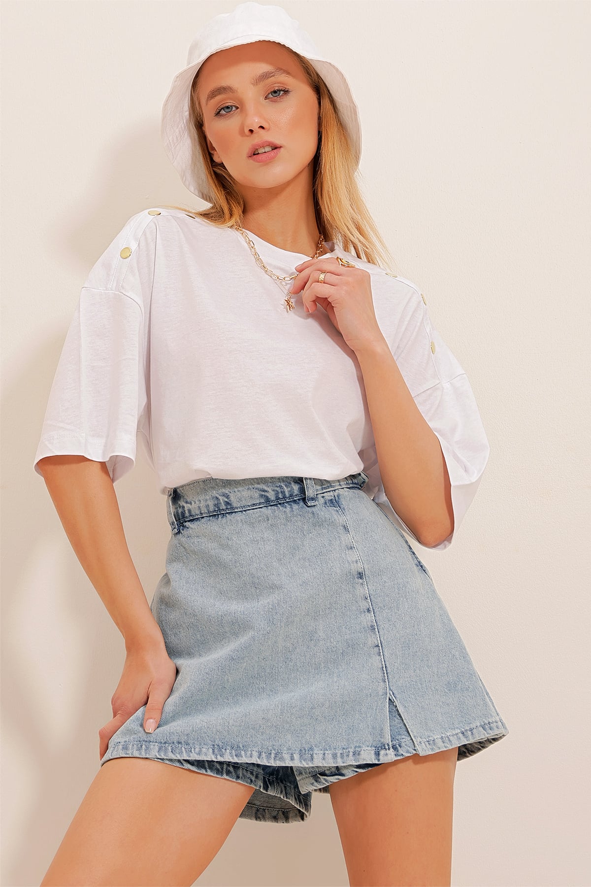 Yakası Ribanalı Omuzları Gold Düğme Detaylı Pamuk Oversize T-Shirt - Beyaz