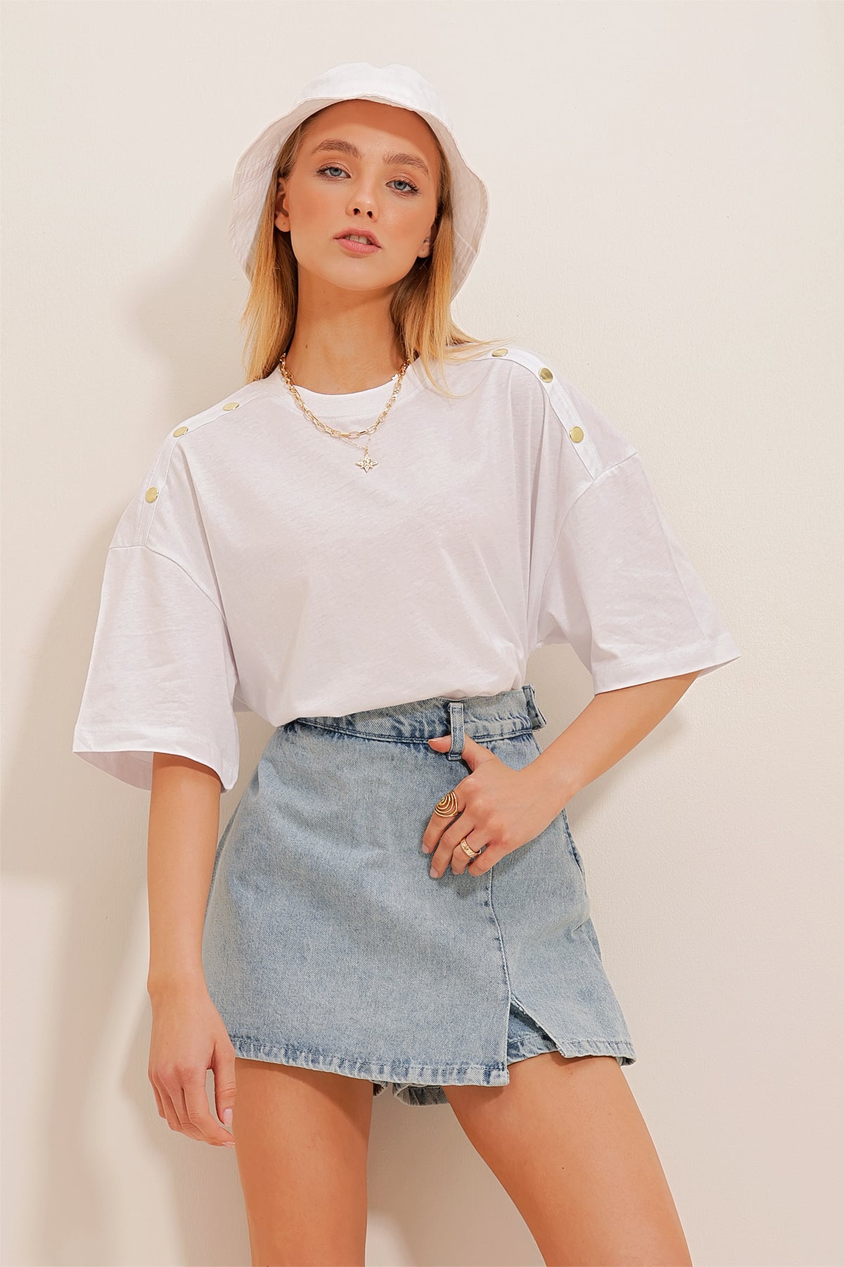 Yakası Ribanalı Omuzları Gold Düğme Detaylı Pamuk Oversize T-Shirt - Beyaz