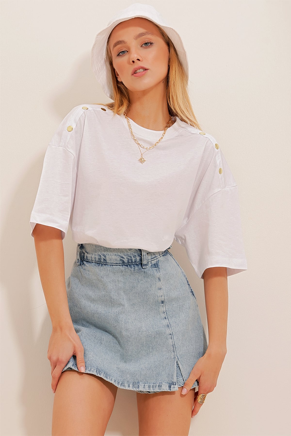 Yakası Ribanalı Omuzları Gold Düğme Detaylı Pamuk Oversize T-Shirt - Beyaz