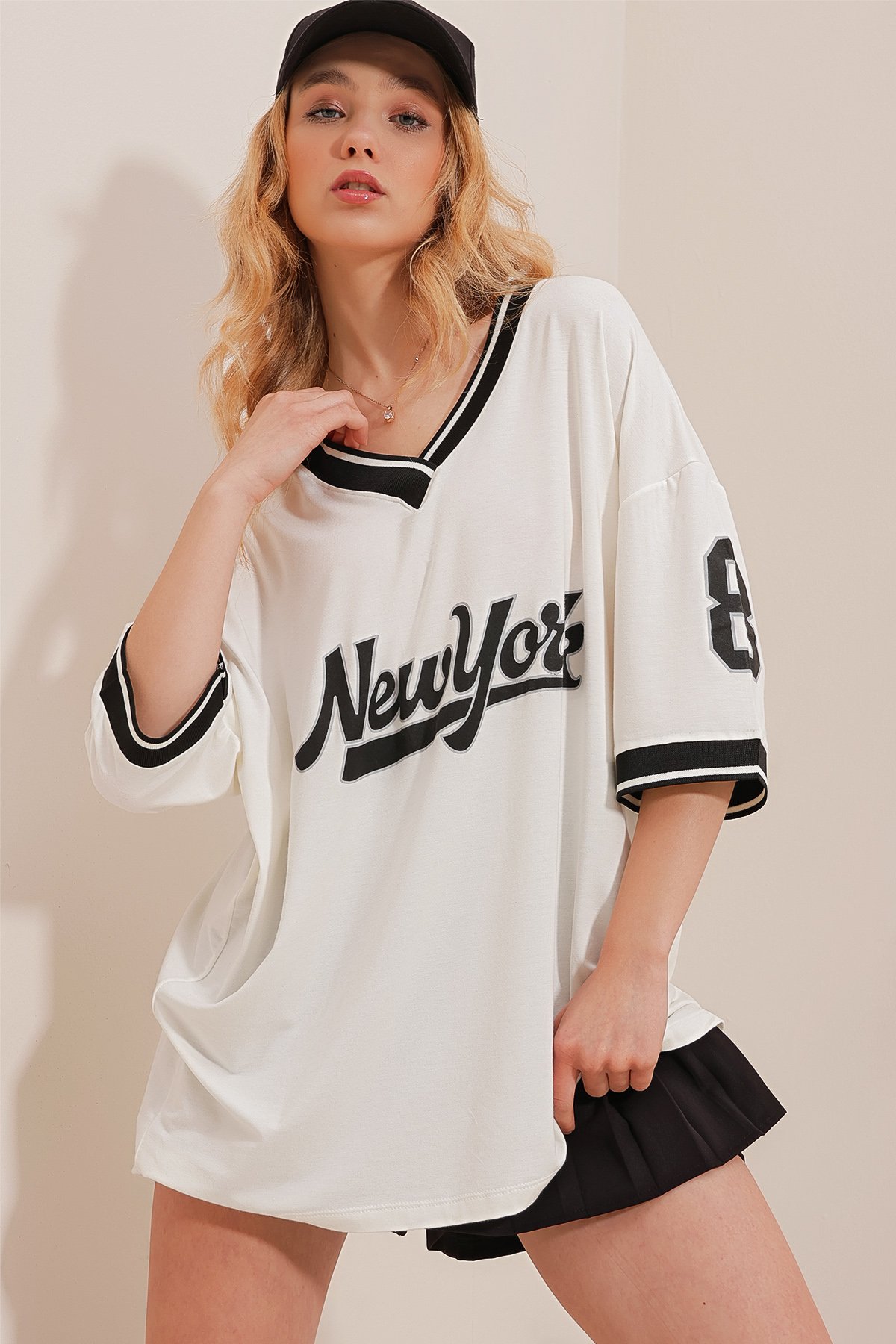 Yakası Ve Kolları Ribanalı Önü Baskılı Oversize T-Shirt - Beyaz
