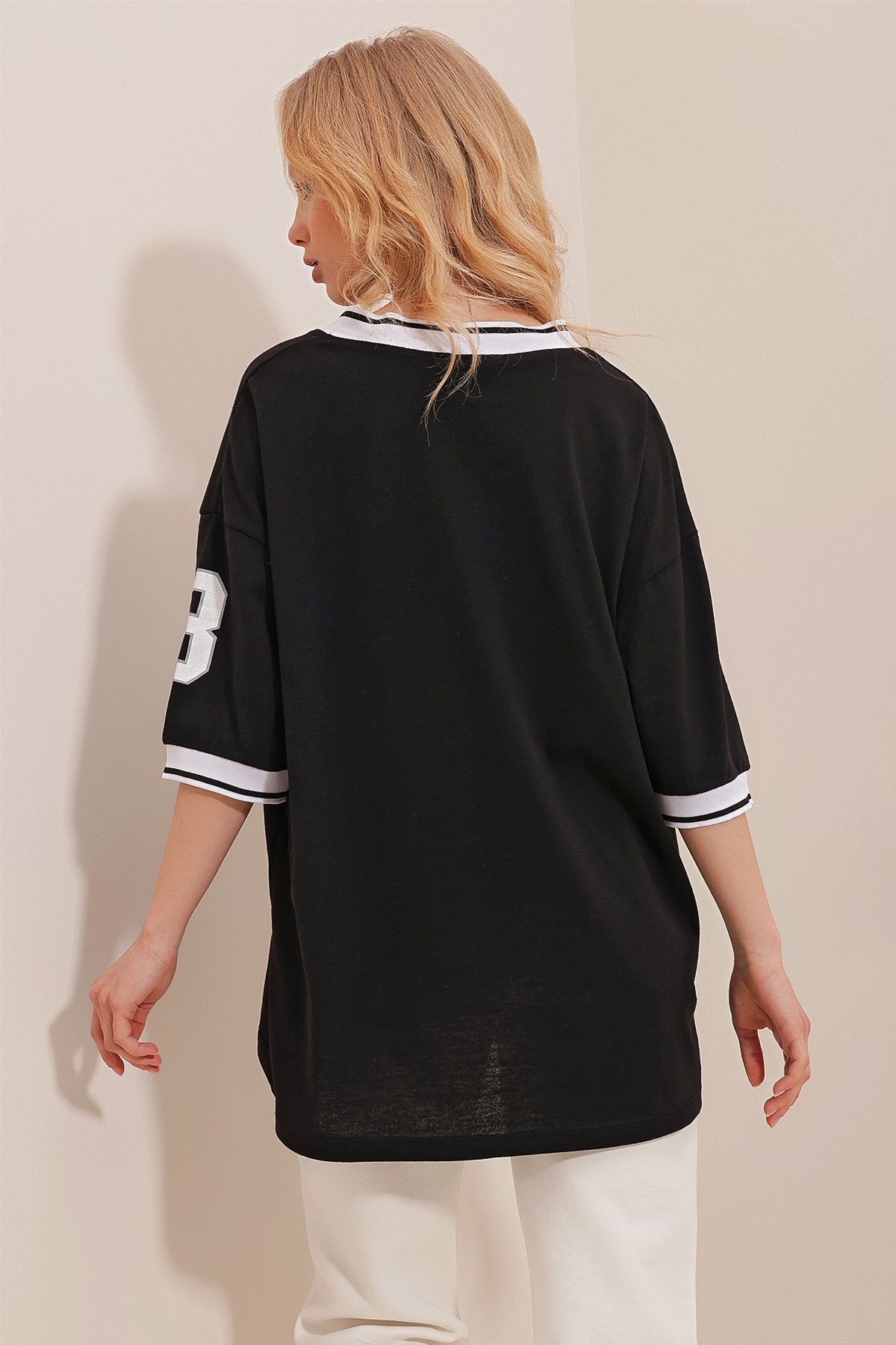 Yakası Ve Kolları Ribanalı Önü Baskılı Oversize T-Shirt - Siyah