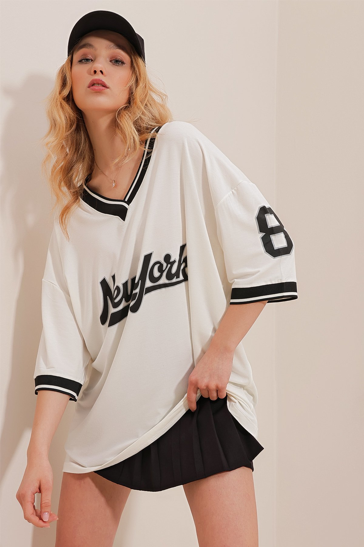 Yakası Ve Kolları Ribanalı Önü Baskılı Oversize T-Shirt - Beyaz