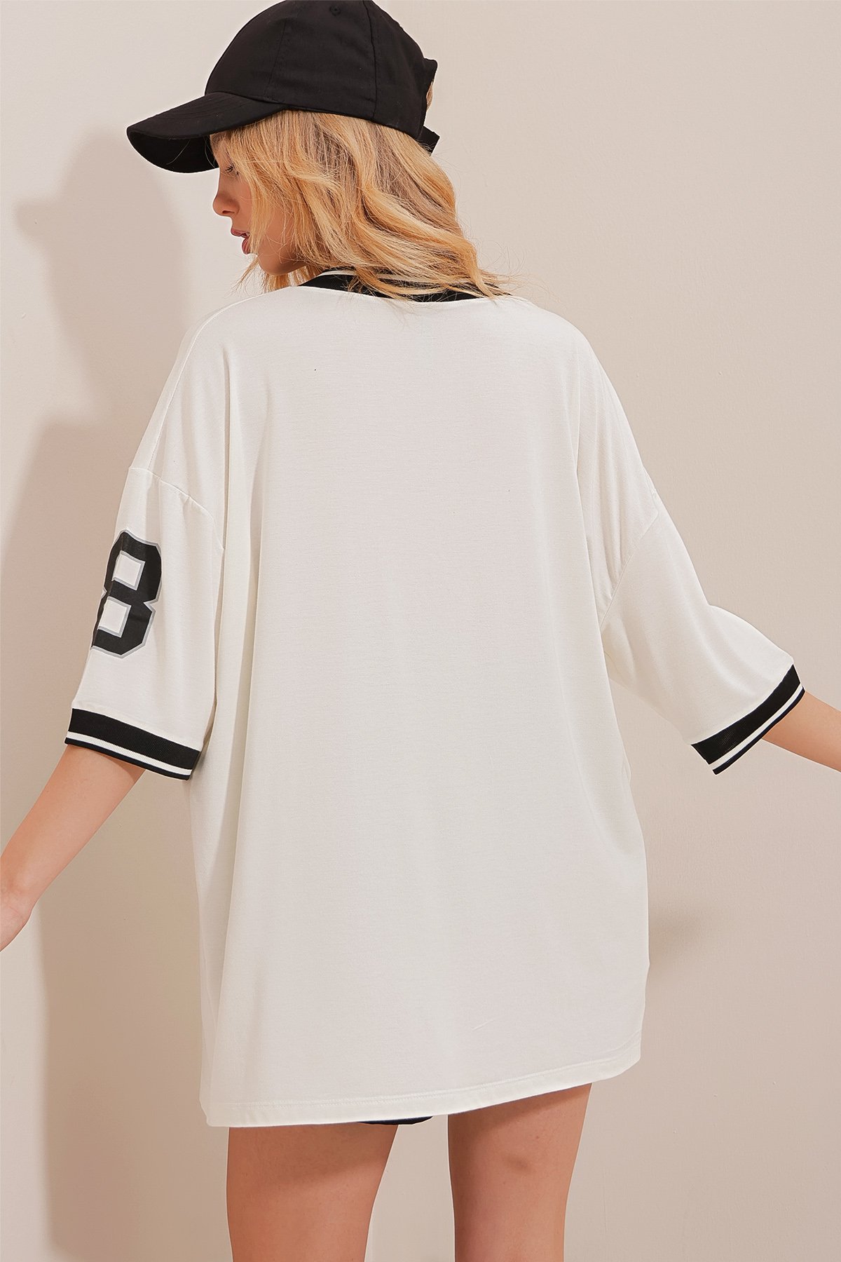 Yakası Ve Kolları Ribanalı Önü Baskılı Oversize T-Shirt - Beyaz