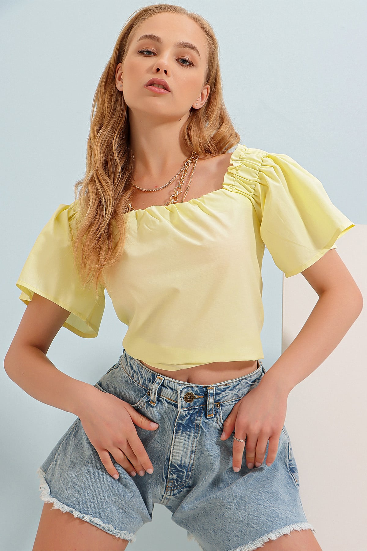 Yakası Ve Omuzları Elastik Kolları Volanlı Poplin Dokuma Crop Bluz - Sarı