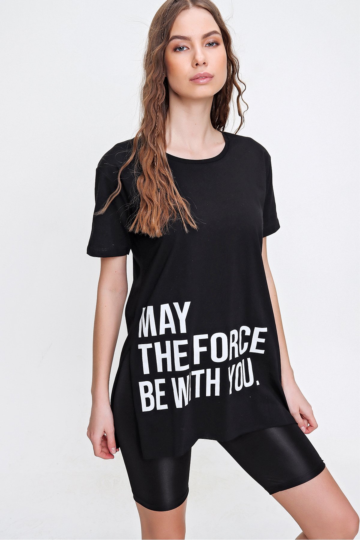 Yanı Yırtmaçlı Bisiklet Yaka Baskılı Pamuklu T-Shirt - Siyah