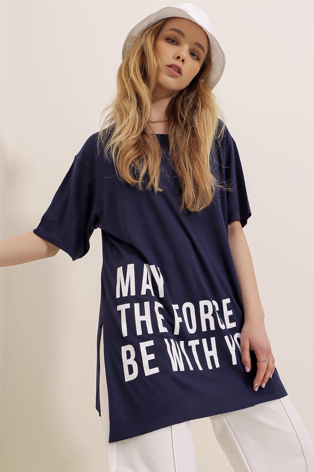 Yanı Yırtmaçlı Bisiklet Yaka Baskılı Pamuklu T-Shirt - Lacivert