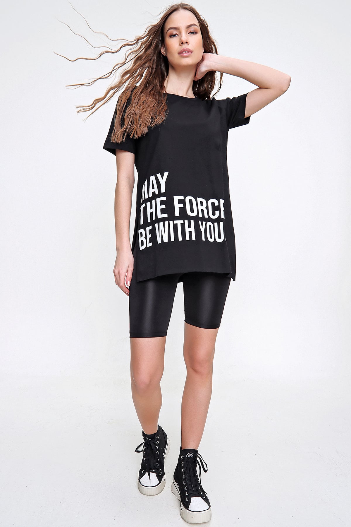 Yanı Yırtmaçlı Bisiklet Yaka Baskılı Pamuklu T-Shirt - Siyah
