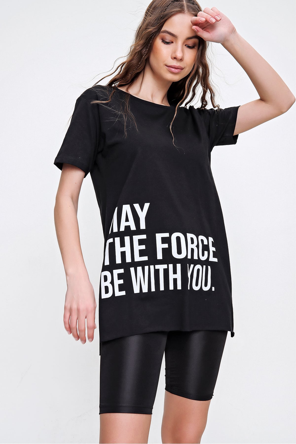 Yanı Yırtmaçlı Bisiklet Yaka Baskılı Pamuklu T-Shirt - Siyah