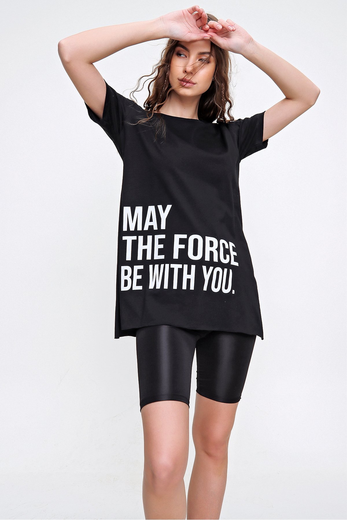 Yanı Yırtmaçlı Bisiklet Yaka Baskılı Pamuklu T-Shirt - Siyah