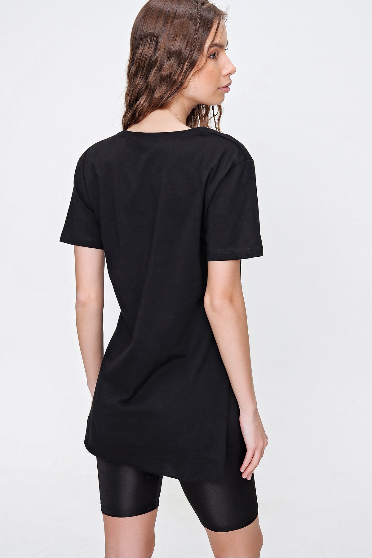 Yanı Yırtmaçlı Bisiklet Yaka Baskılı Pamuklu T-Shirt - Siyah