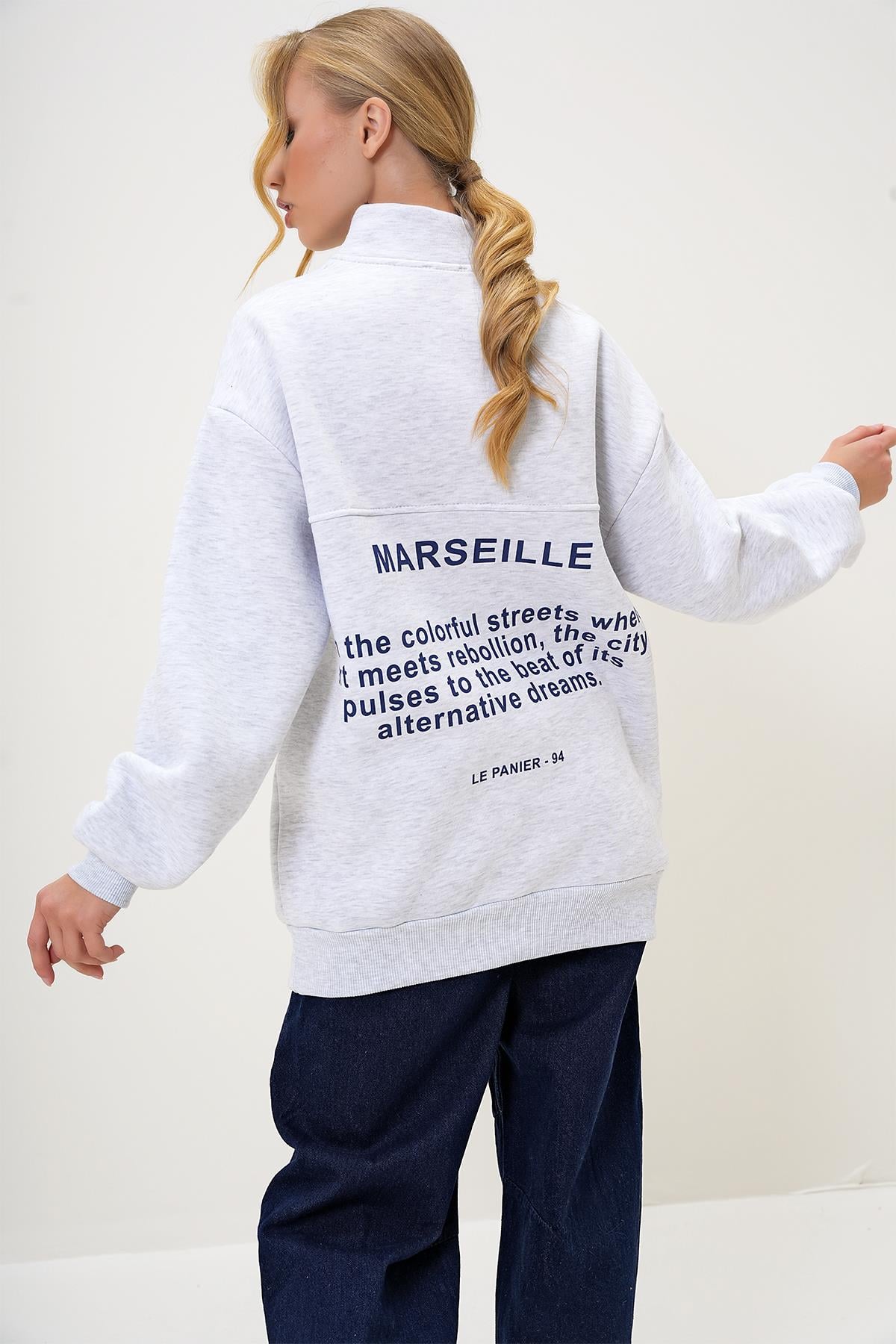 YARIM BALIKÇI YAKA ÖNÜ FERMUARLI YAZI BASKILI 3 İPLİK ŞARDONLU SWEATSHIRT - Grimelanj