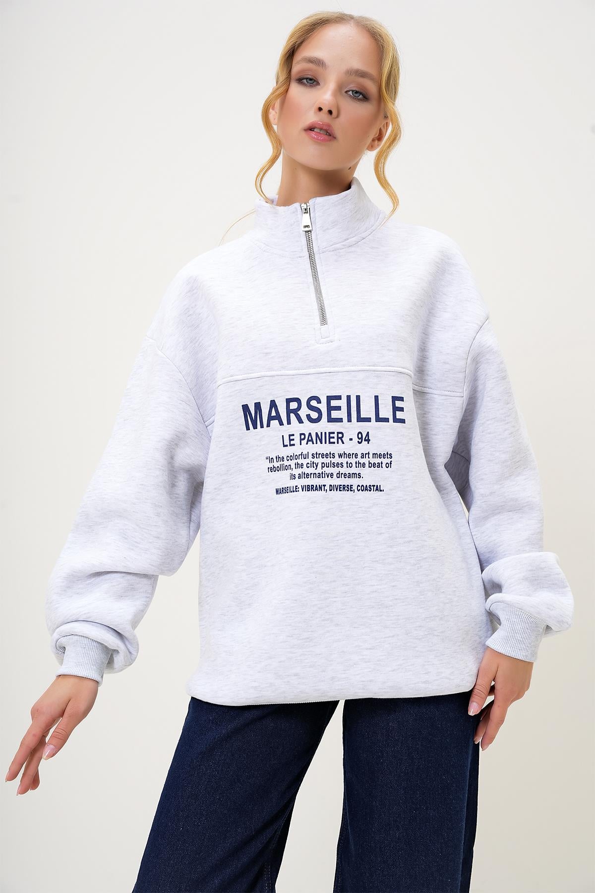 YARIM BALIKÇI YAKA ÖNÜ FERMUARLI YAZI BASKILI 3 İPLİK ŞARDONLU SWEATSHIRT - Grimelanj