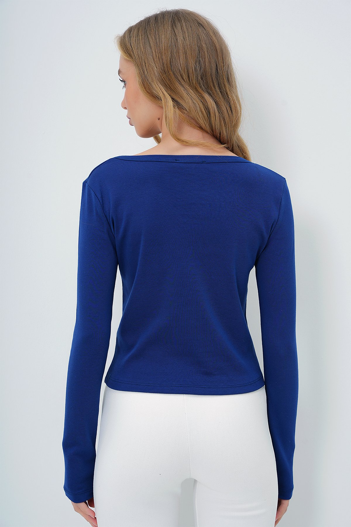YIRTMAÇ YAKA YAZI BASKILI CROP BLUZ - LACİVERT