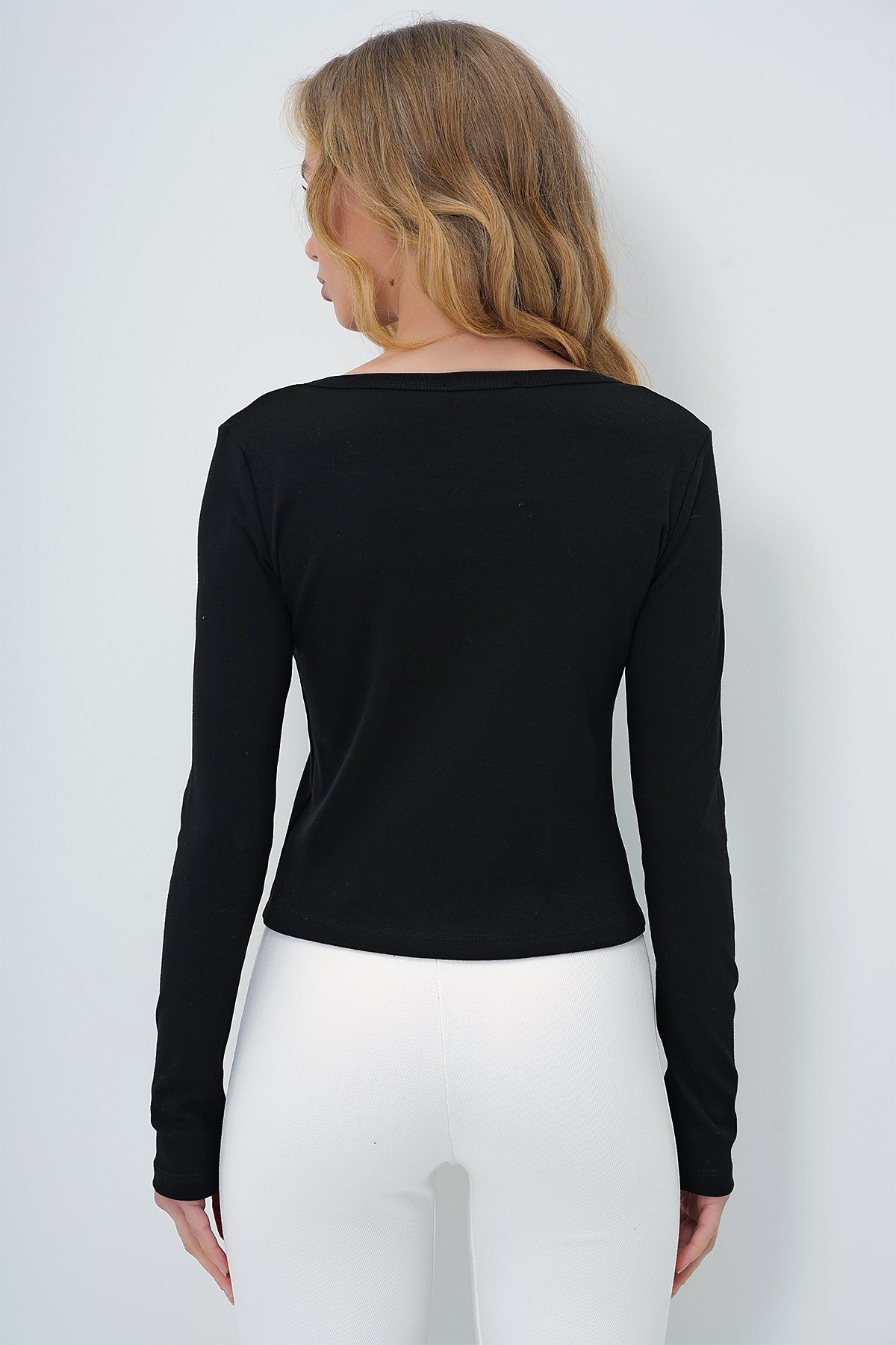 YIRTMAÇ YAKA YAZI BASKILI CROP BLUZ - SİYAH