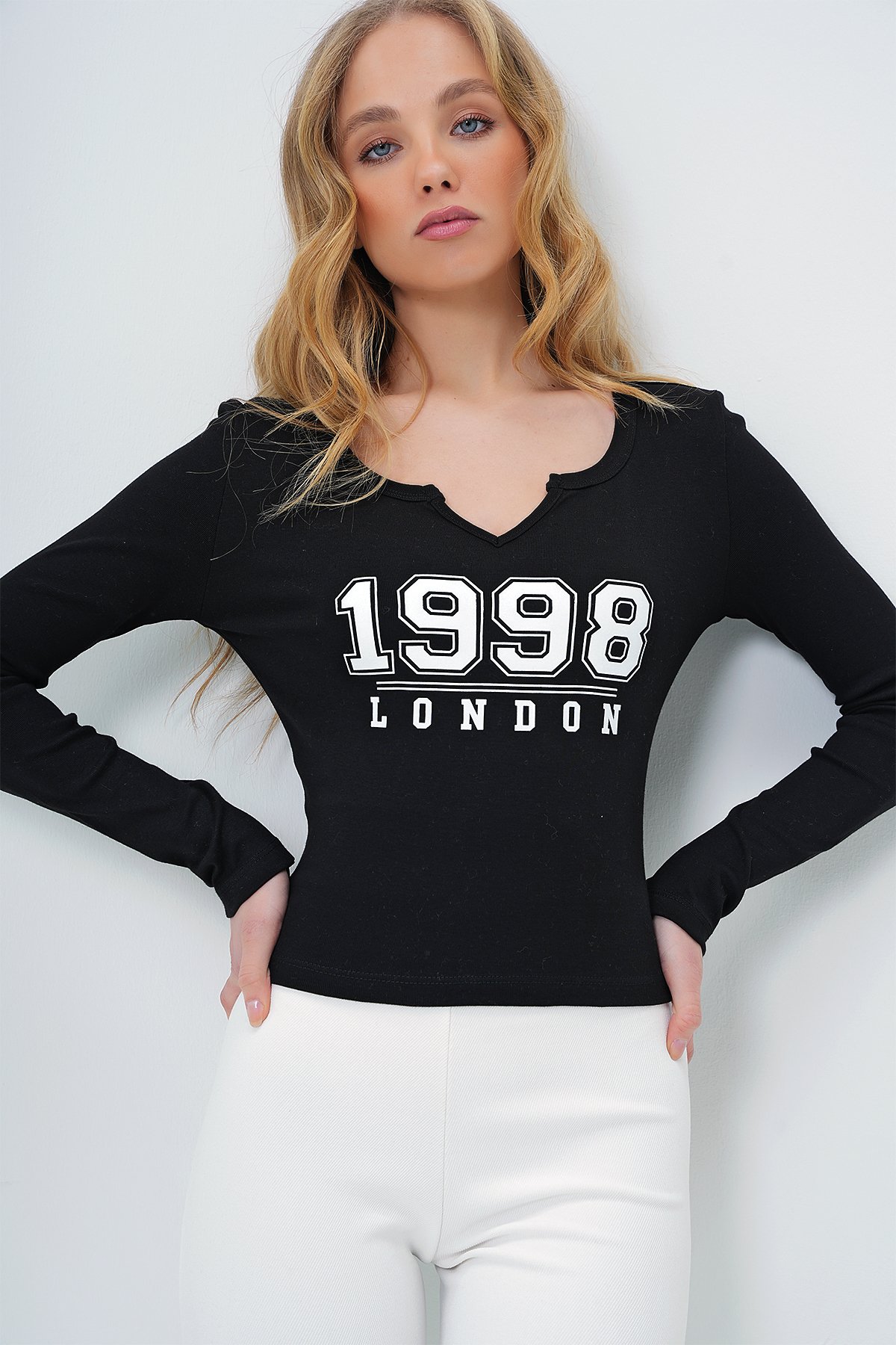 YIRTMAÇ YAKA YAZI BASKILI CROP BLUZ - SİYAH