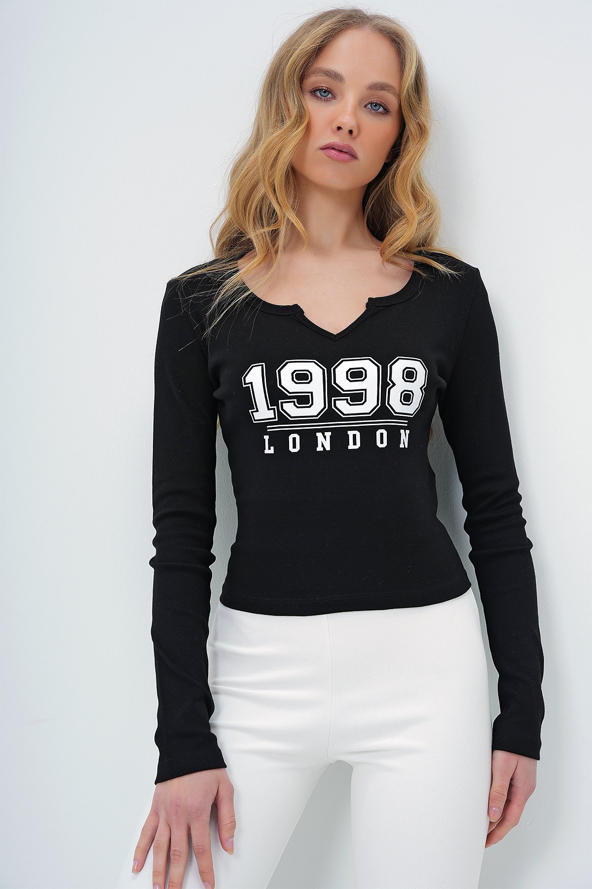 YIRTMAÇ YAKA YAZI BASKILI CROP BLUZ - SİYAH