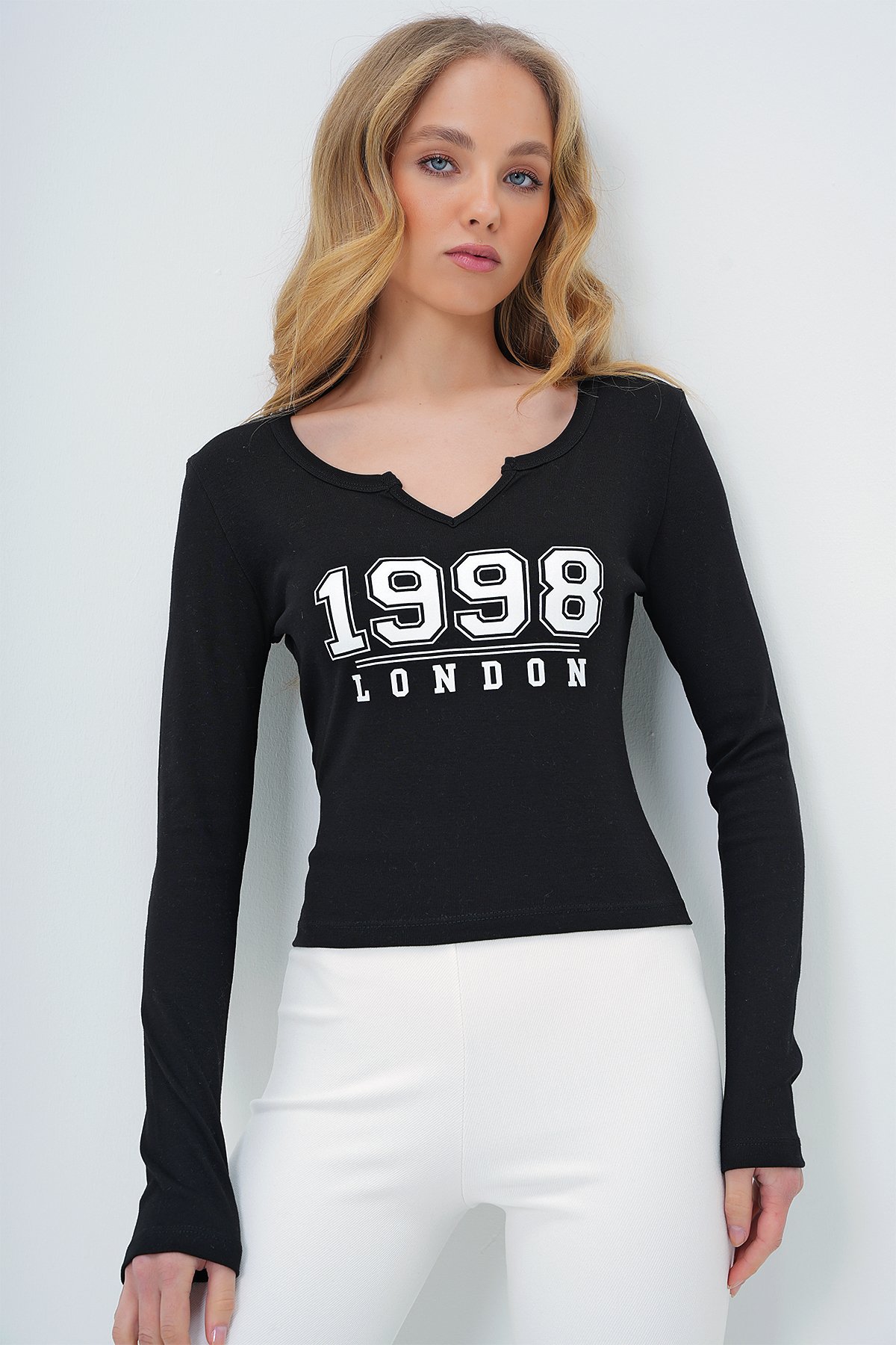 YIRTMAÇ YAKA YAZI BASKILI CROP BLUZ - SİYAH