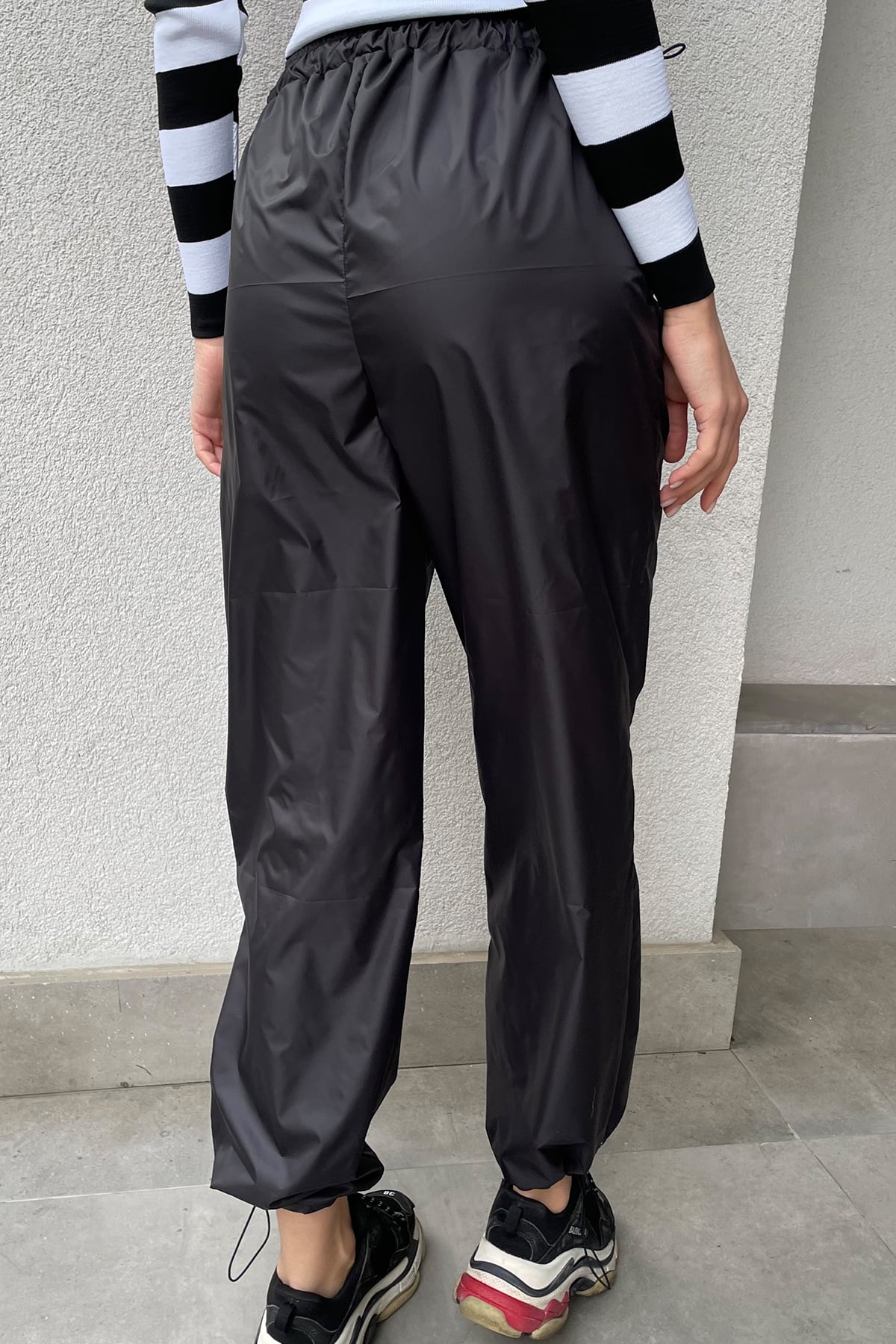 Yüksek Bel Beli Lastikli Çift Cepli Paraşüt Kumaş Jogging Pantolon - Siyah