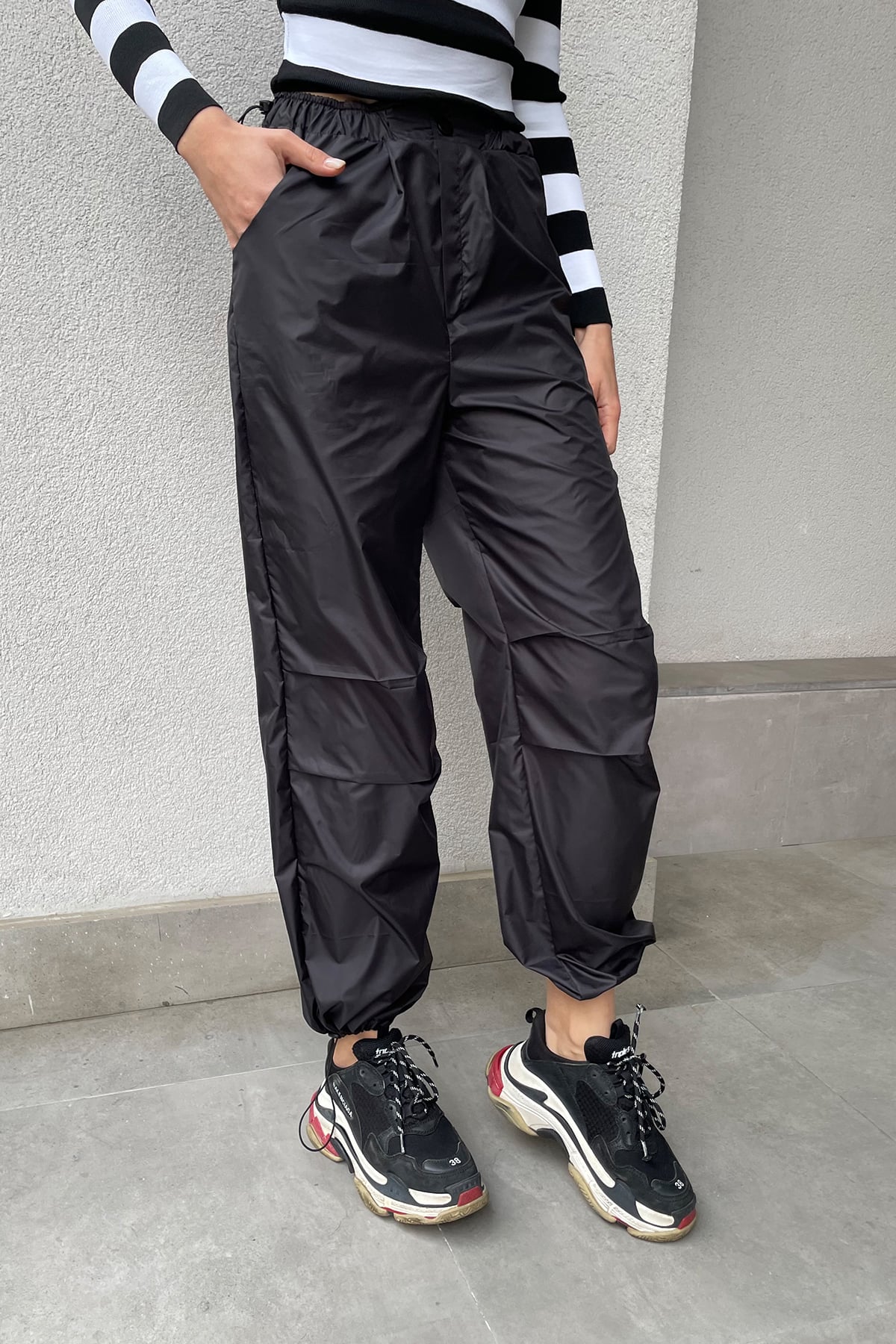 Yüksek Bel Beli Lastikli Çift Cepli Paraşüt Kumaş Jogging Pantolon - Siyah