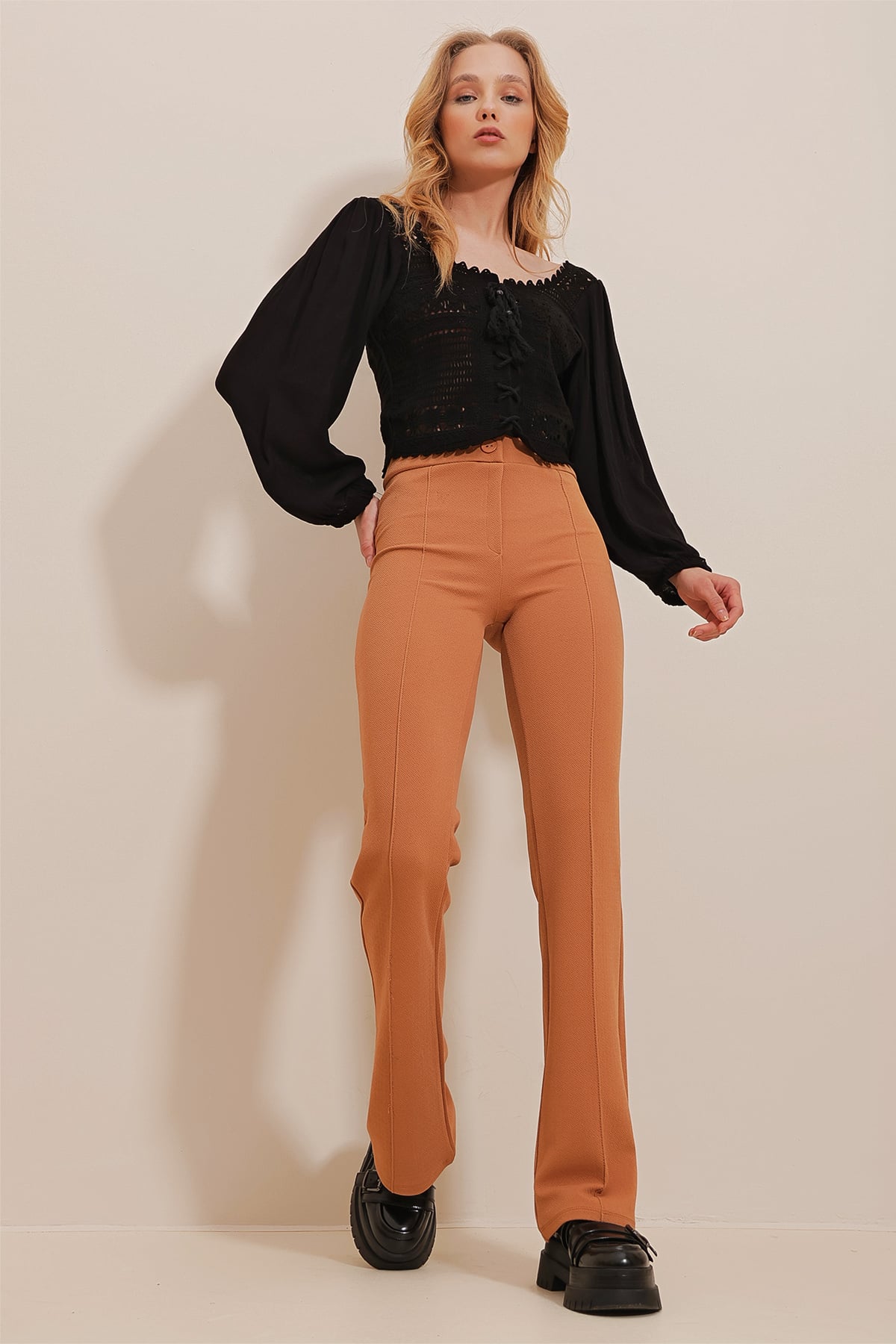 Yüksek Bel Önü Çimalı Bol Paça Likralı Pantolon - BİSKÜVİ