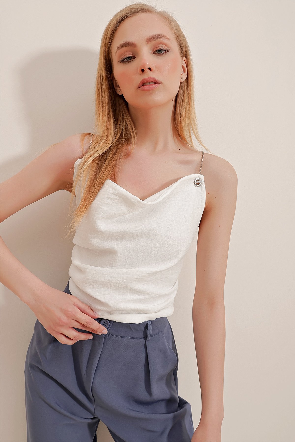 Zincir Askılı Degaje Yaka Keten Crop Bluz - Beyaz