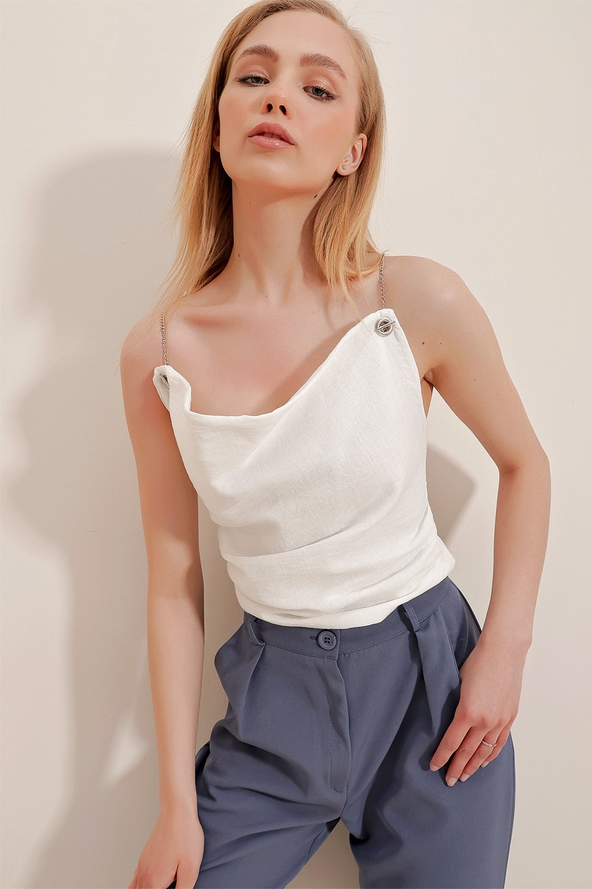 Zincir Askılı Degaje Yaka Keten Crop Bluz - Beyaz