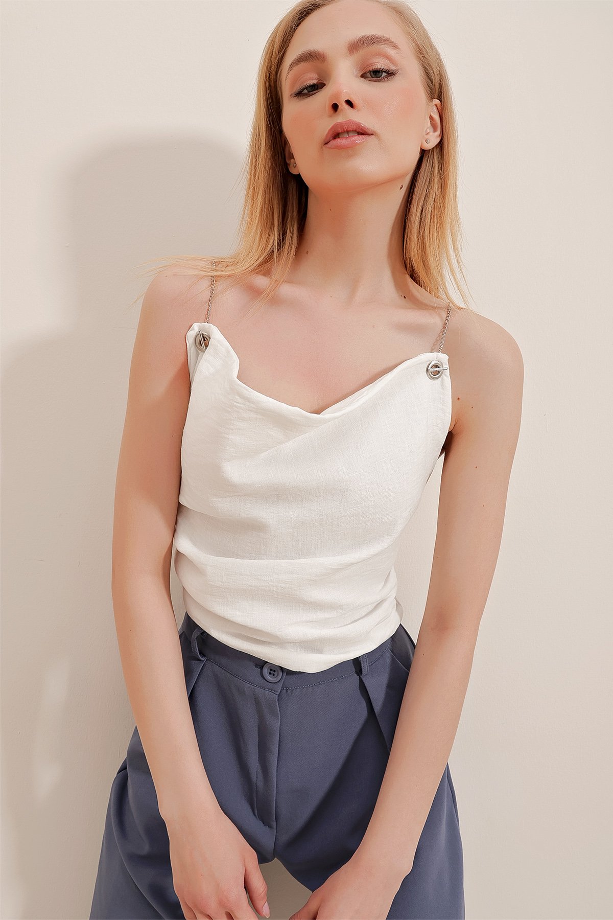 Zincir Askılı Degaje Yaka Keten Crop Bluz - Beyaz