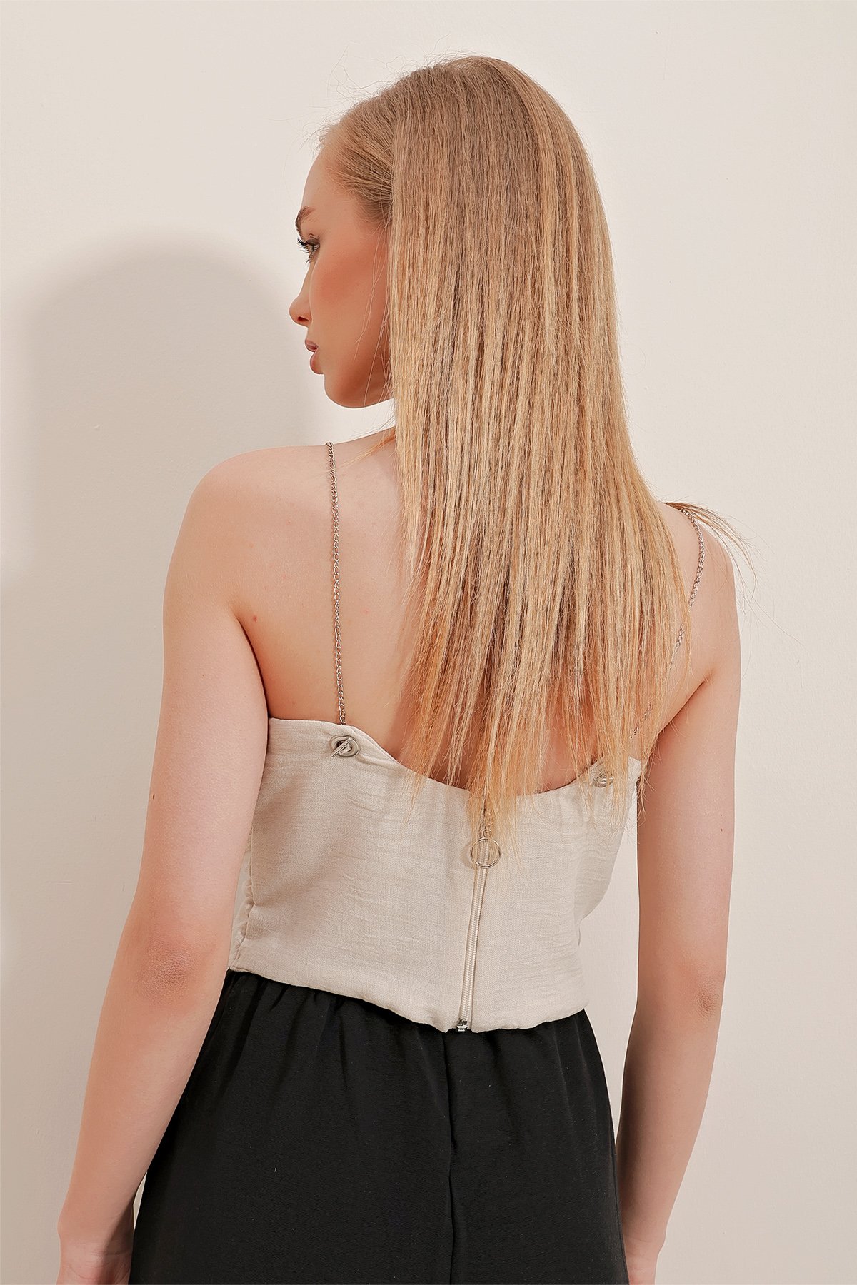 Zincir Askılı Degaje Yaka Keten Crop Bluz - Taş
